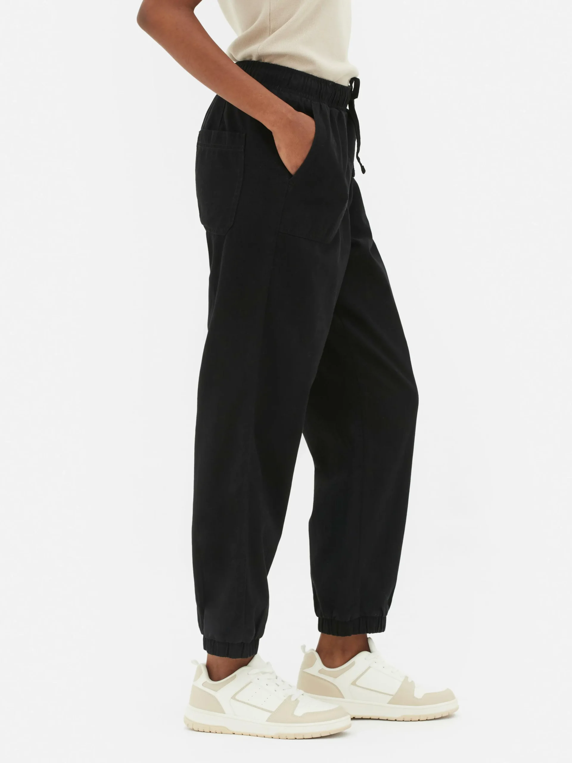 bas_de_jogging_en_denim_a_2.webp Bas De Jogging En Denim Avec Cordon De Serrage