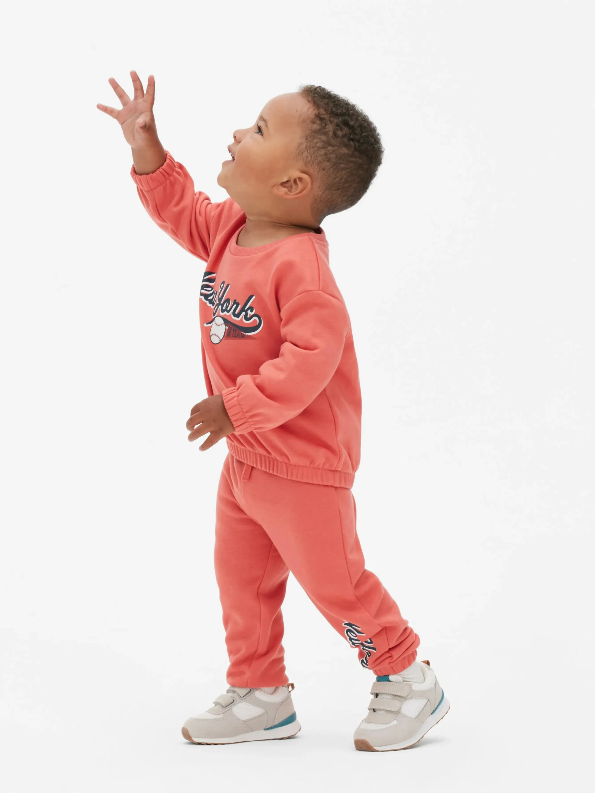 bas_de_jogging_resserr_au_1.webp Bas De Jogging Resserré Aux Chevilles Avec Cordon De Serrage