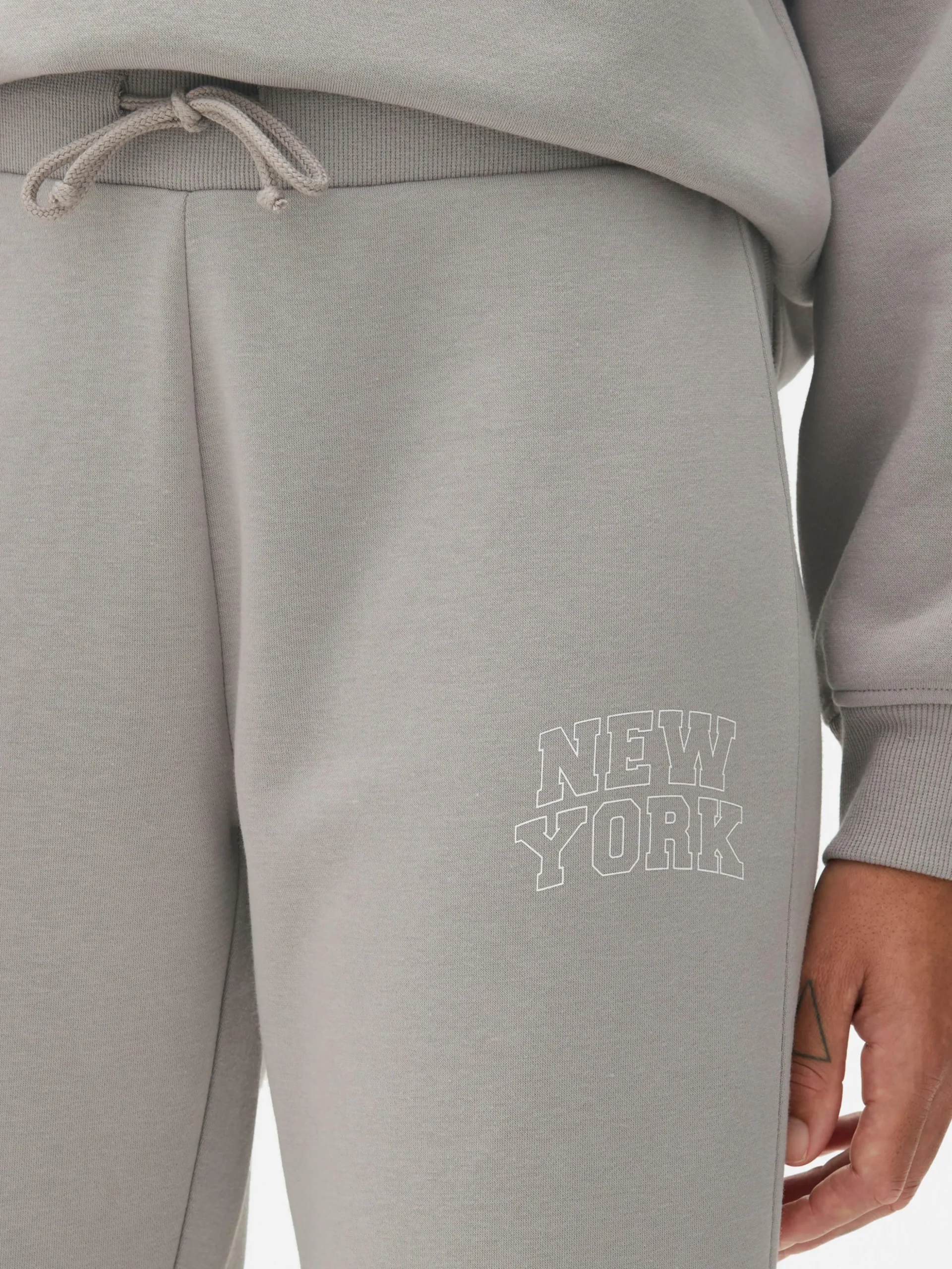 bas_de_jogging_skinny_gra_2-1.webp Bas De Jogging Skinny Graphique