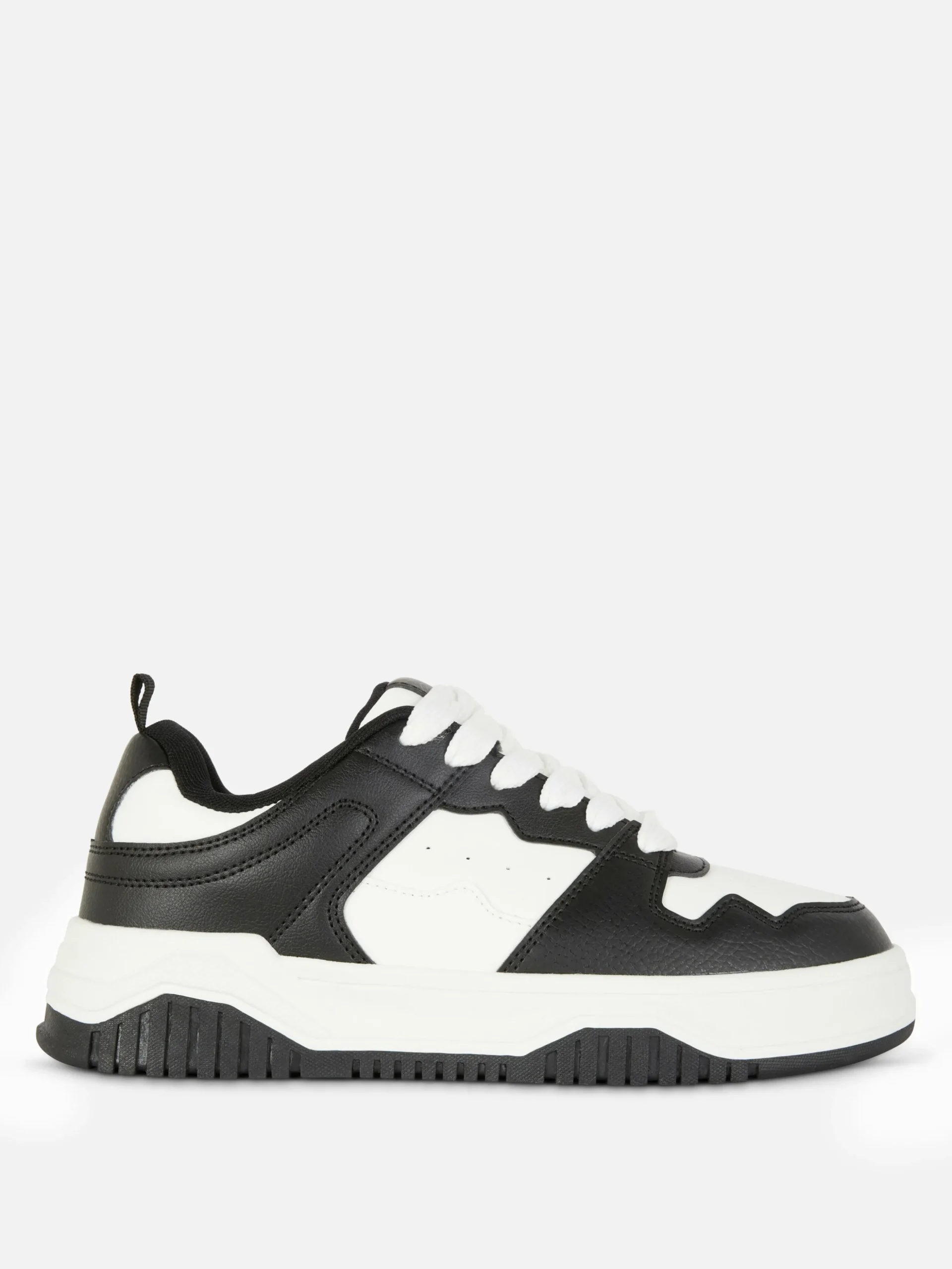 baskets__lacets_avec_empi_0.webp Baskets à Lacets Avec Empiècements Contrastés