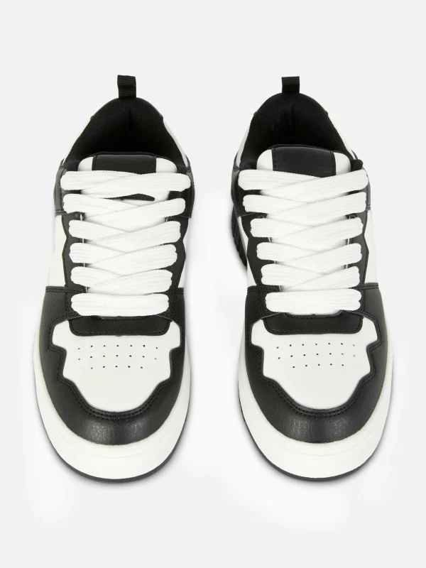 Baskets à Lacets Avec Empiècements Contrastés