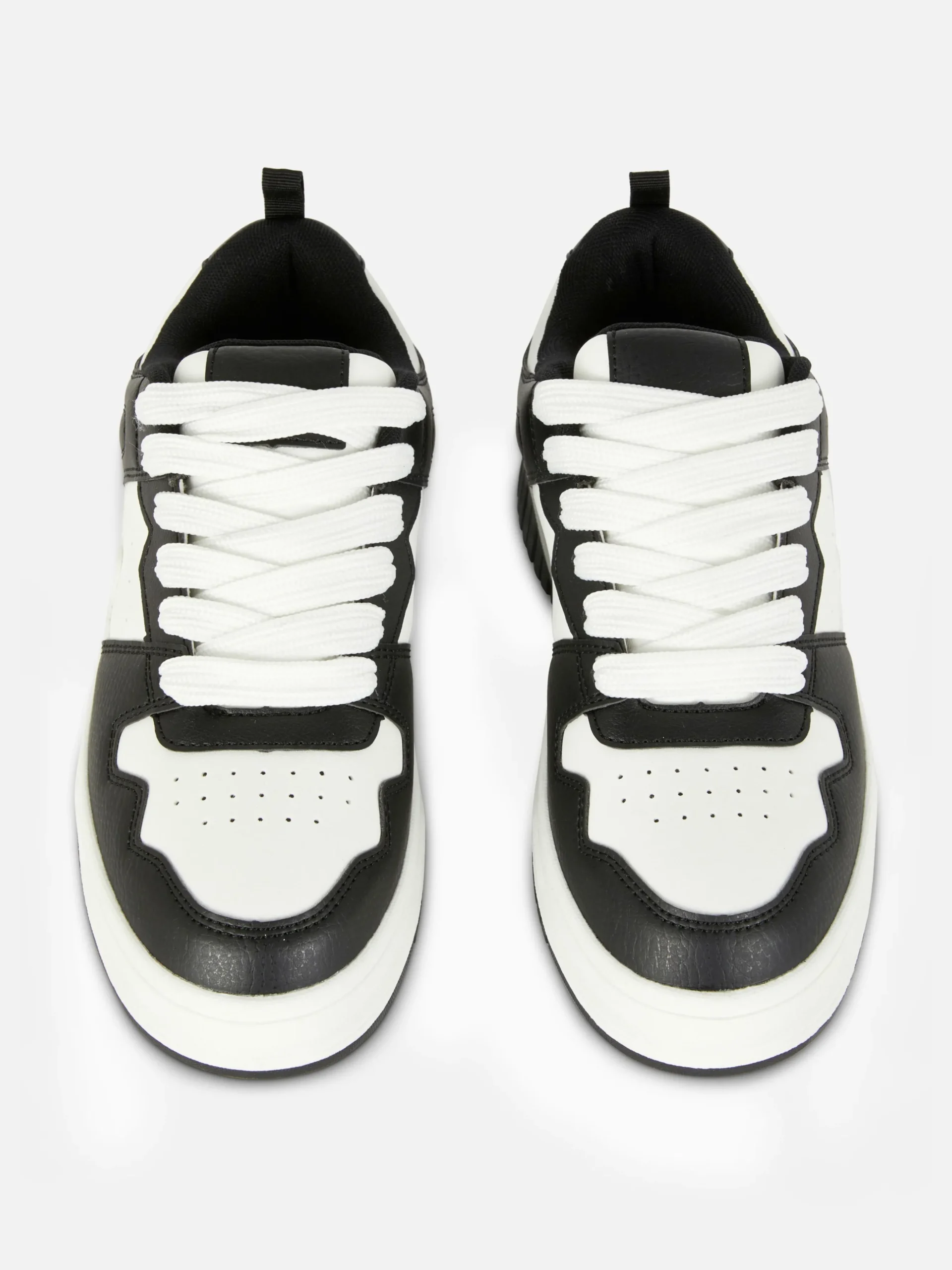 baskets__lacets_avec_empi_1.webp Baskets à Lacets Avec Empiècements Contrastés