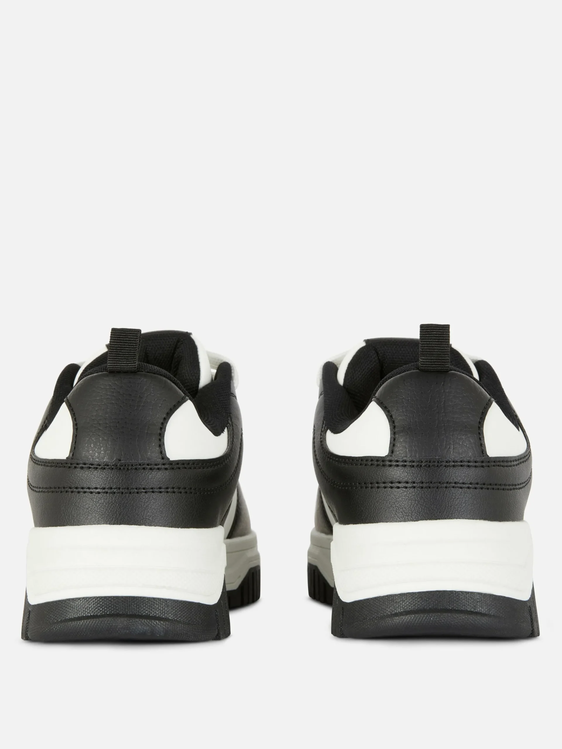 baskets__lacets_avec_empi_2.webp Baskets à Lacets Avec Empiècements Contrastés