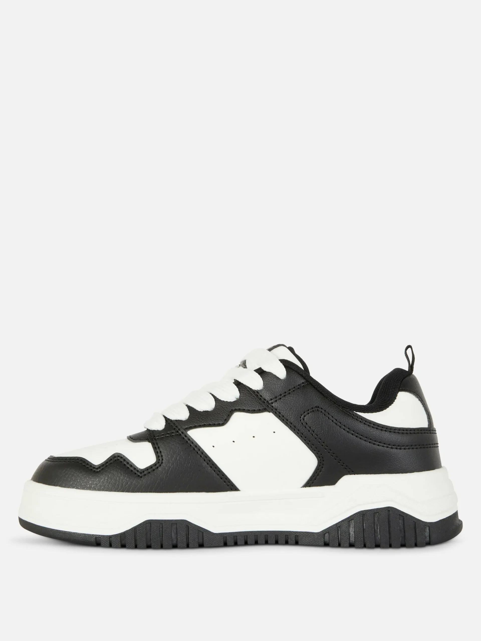 baskets__lacets_avec_empi_3.webp Baskets à Lacets Avec Empiècements Contrastés