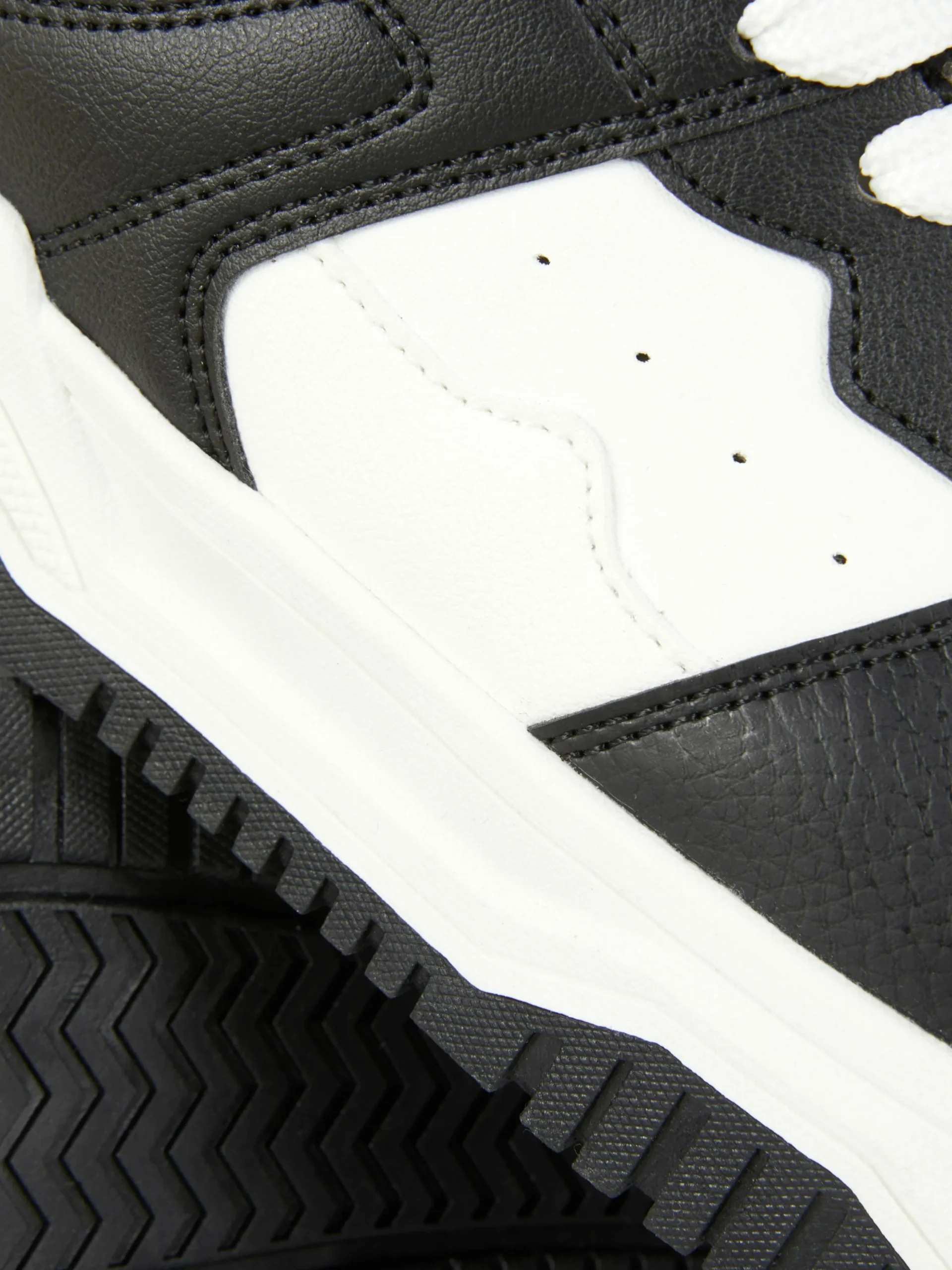 baskets__lacets_avec_empi_4.webp Baskets à Lacets Avec Empiècements Contrastés