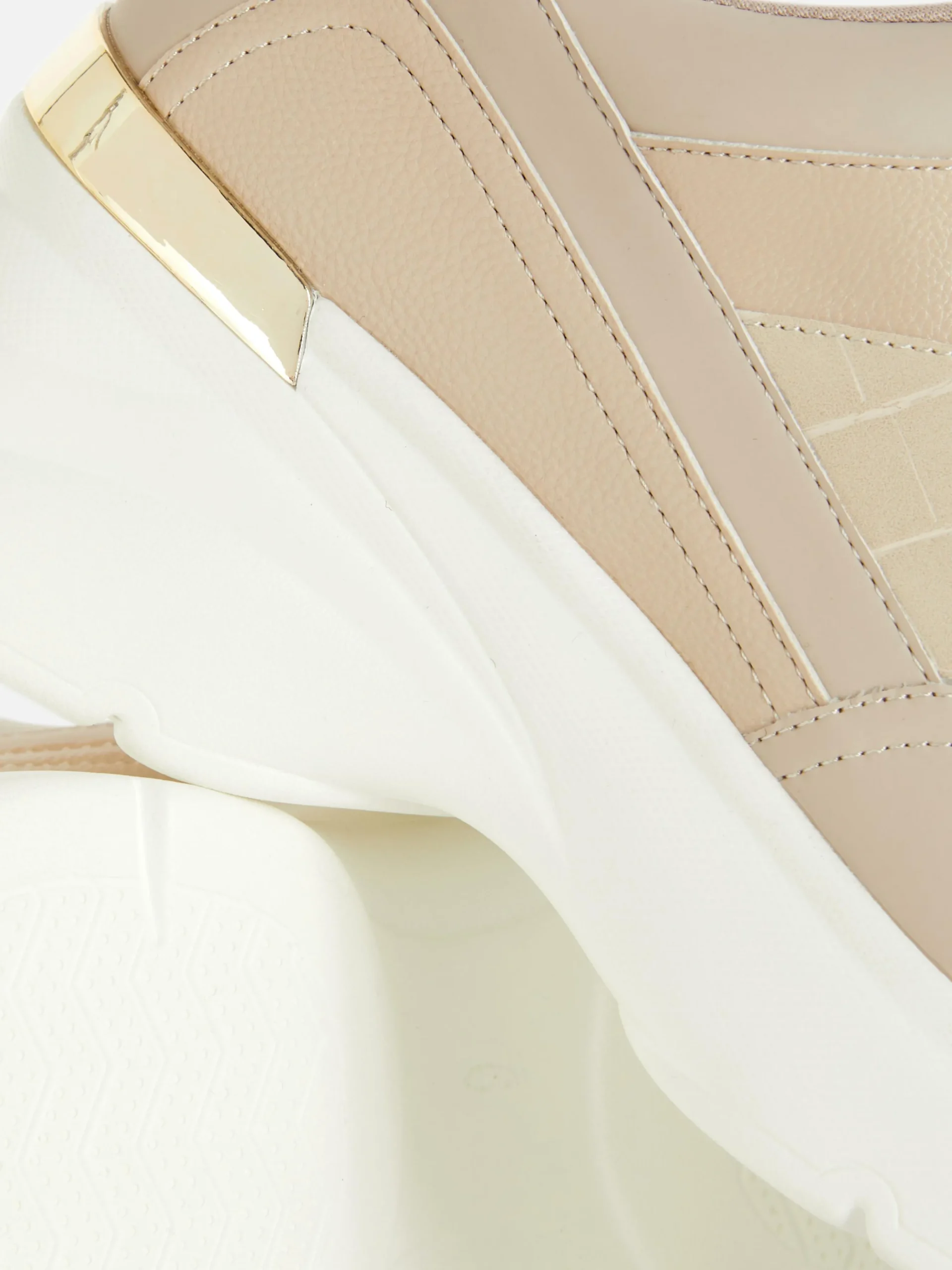 baskets_compenses_avec_fi_4-1.webp Baskets Compensées Avec Finitions Métallisées