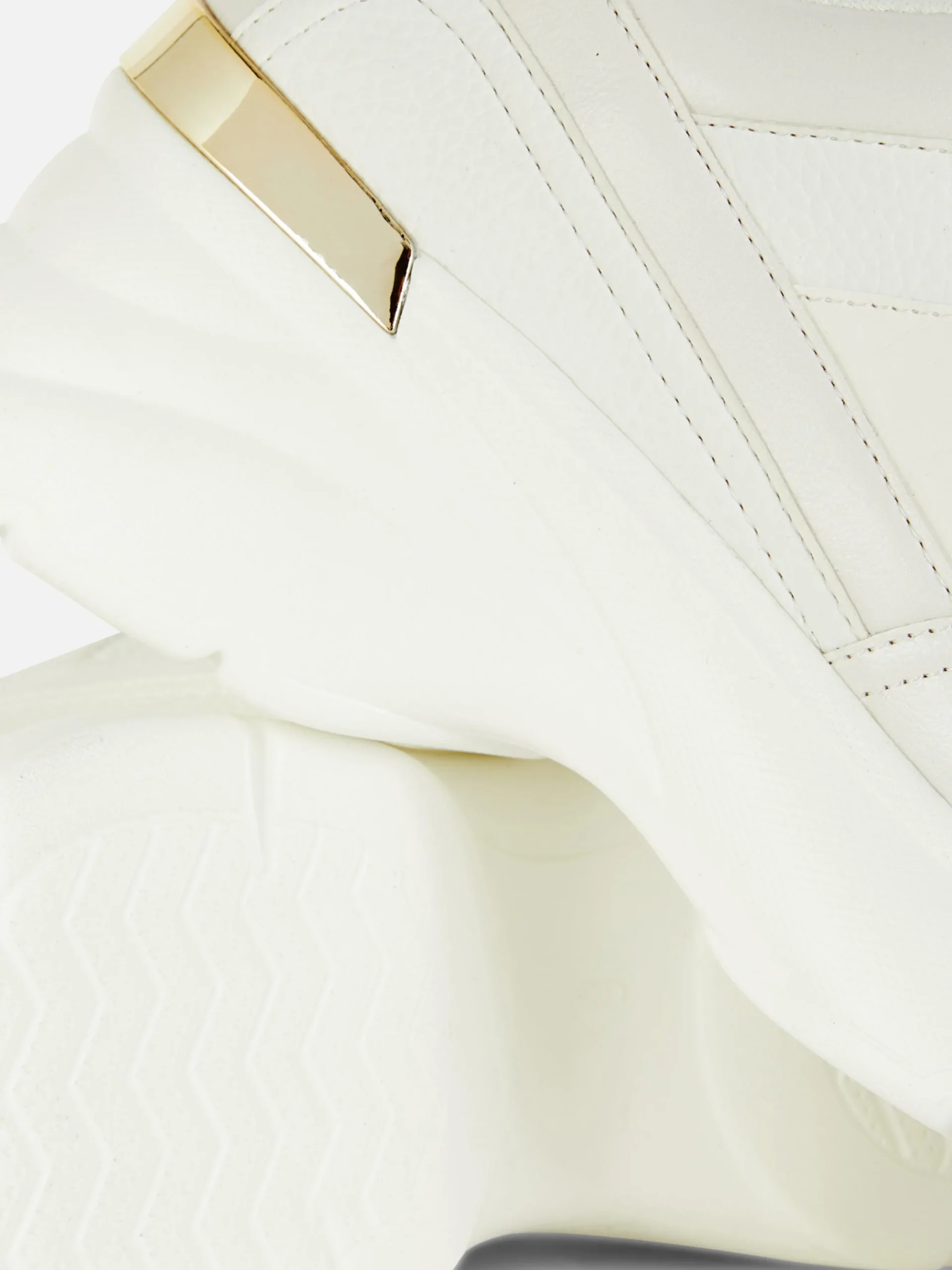 baskets_compenses_avec_fi_4.webp Baskets Compensées Avec Finitions Métallisées