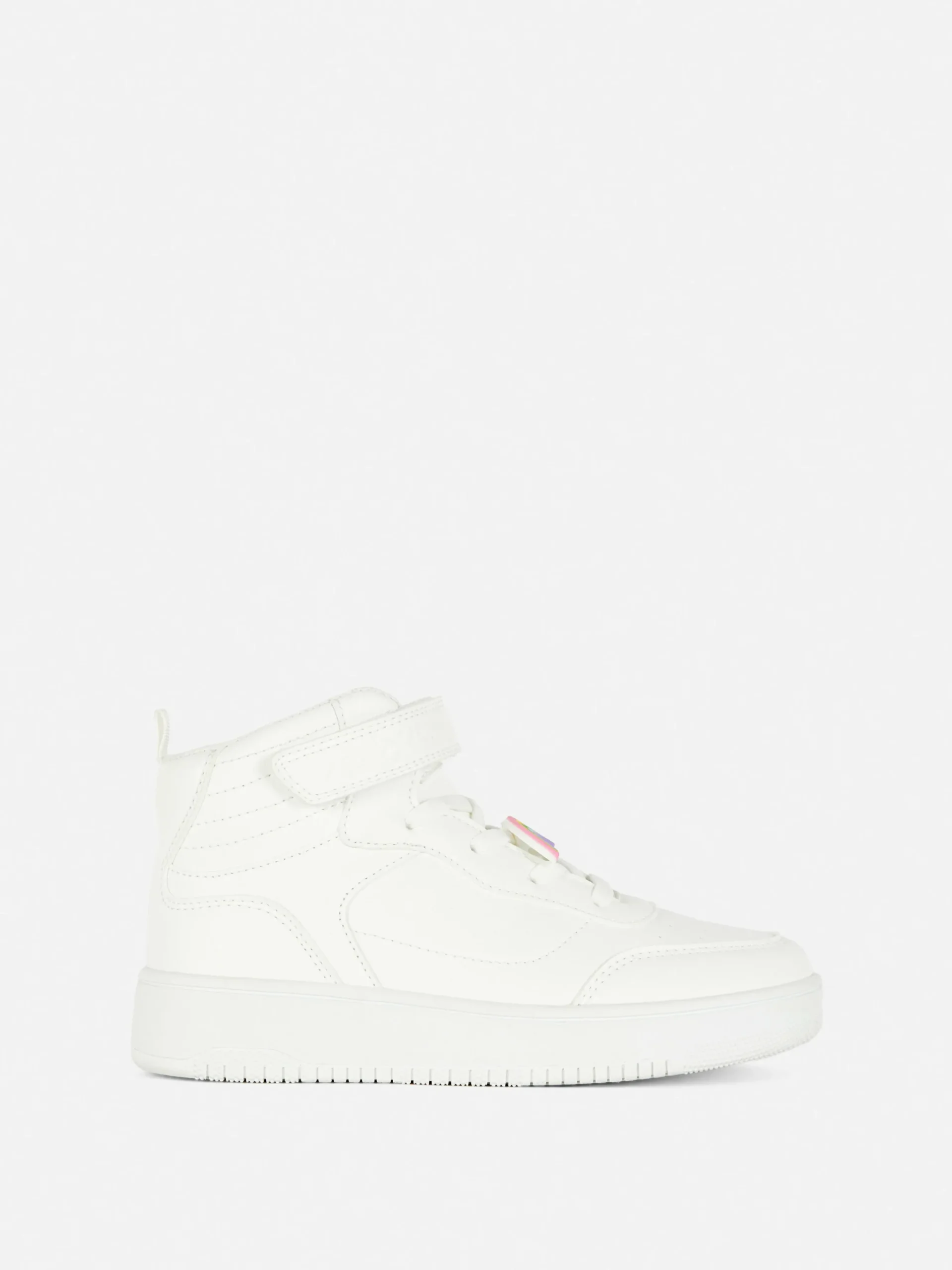 baskets_montantes__breloq_0.webp Baskets Montantes à Breloques Arc-en-ciel