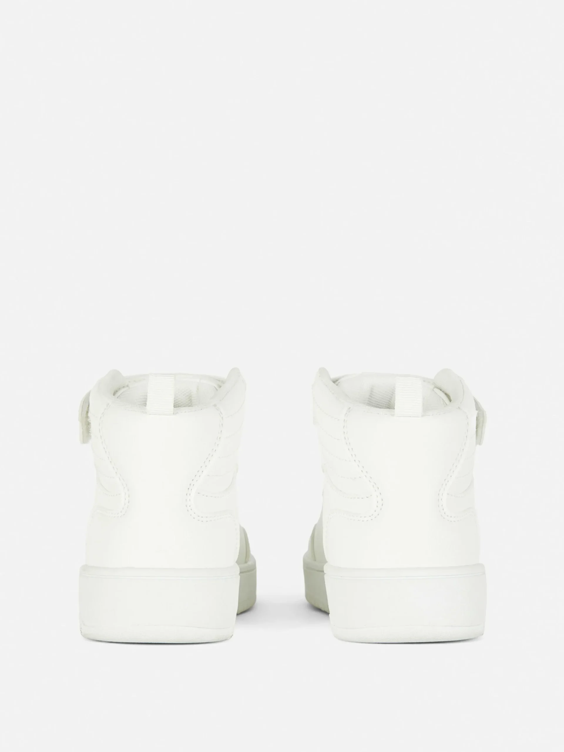 baskets_montantes__breloq_2.webp Baskets Montantes à Breloques Arc-en-ciel