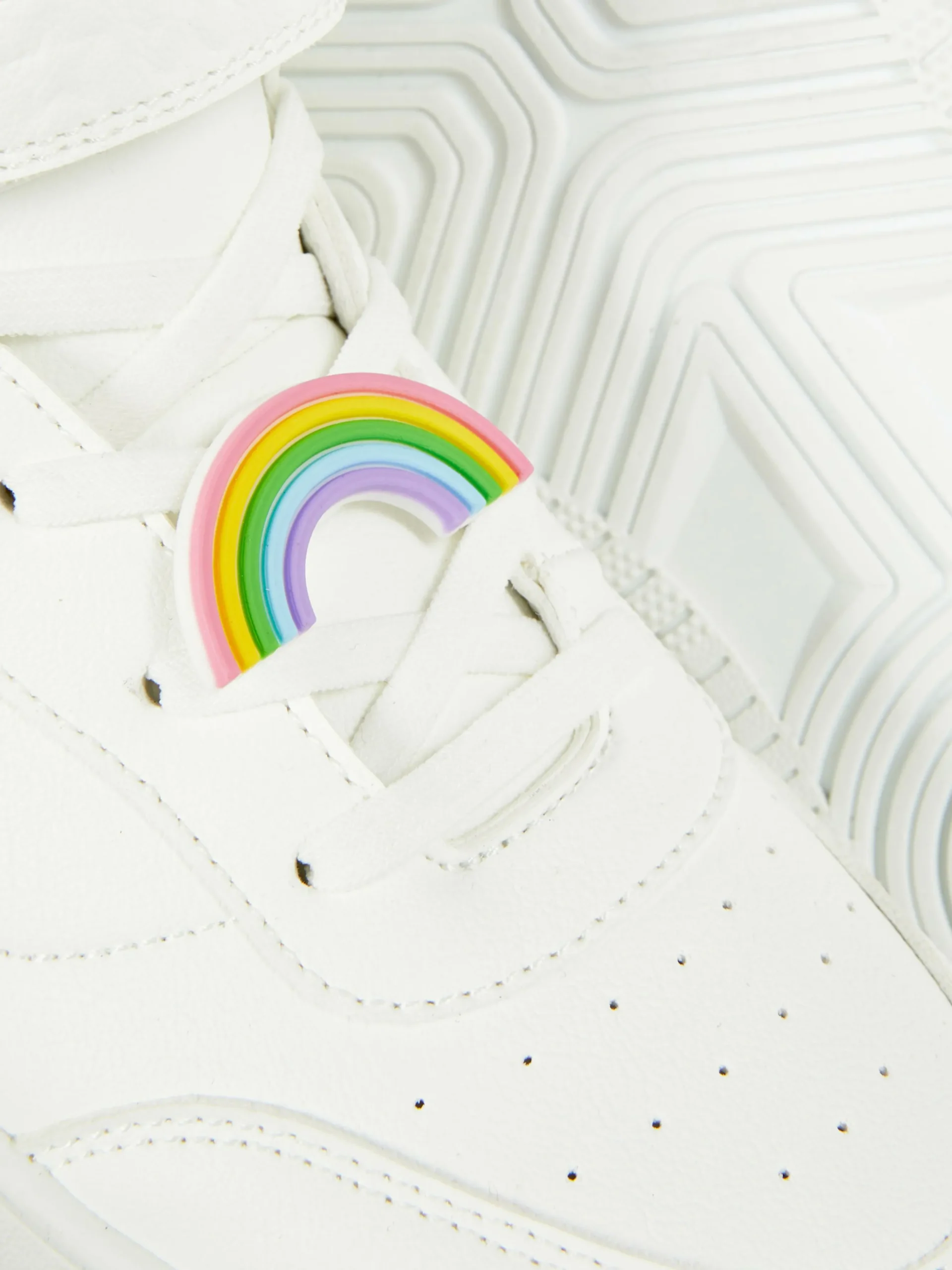 baskets_montantes__breloq_4.webp Baskets Montantes à Breloques Arc-en-ciel