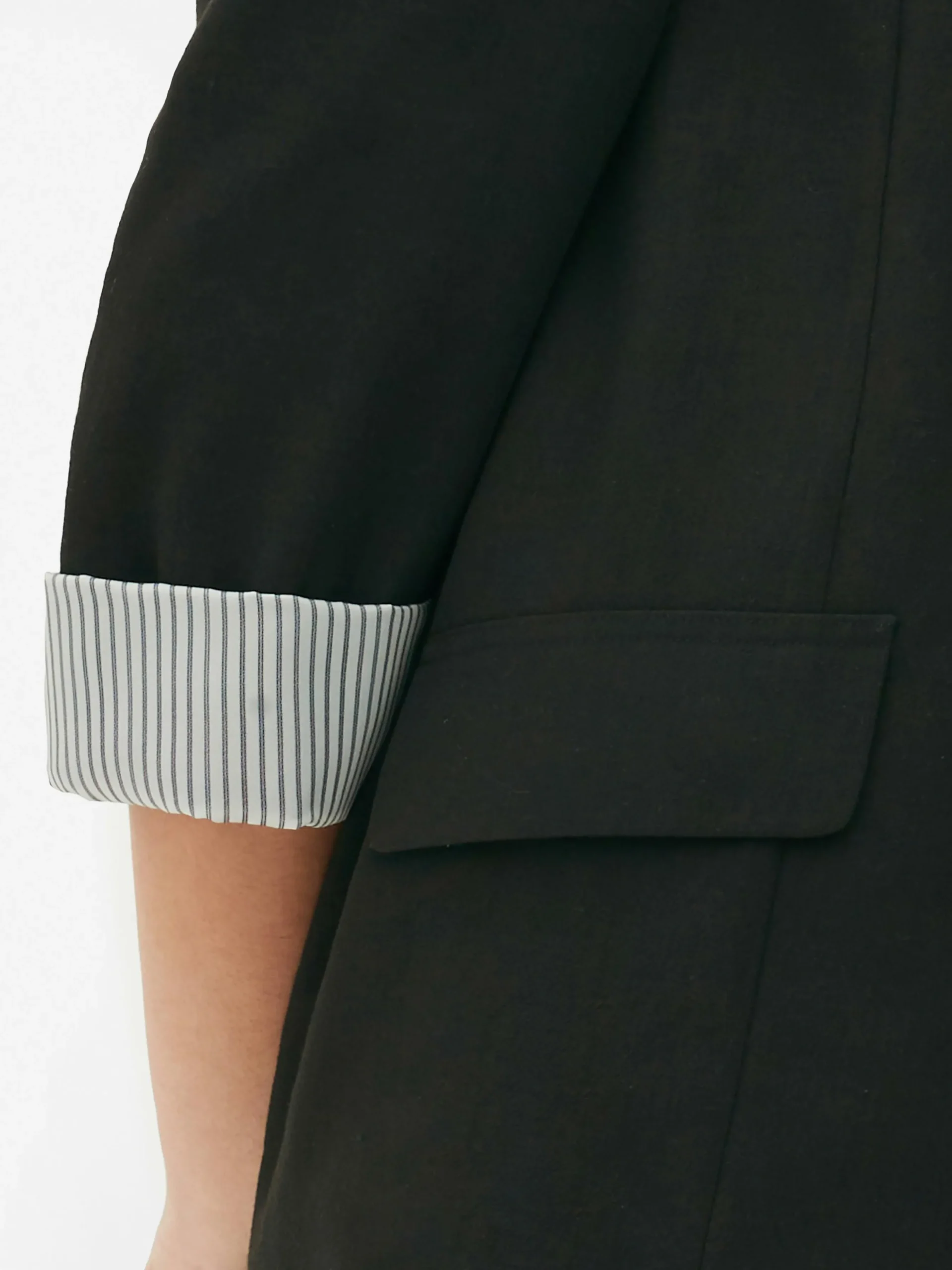 blazer_ajust__effet_bord__2.webp Blazer Ajusté à Effet Bord à Bord