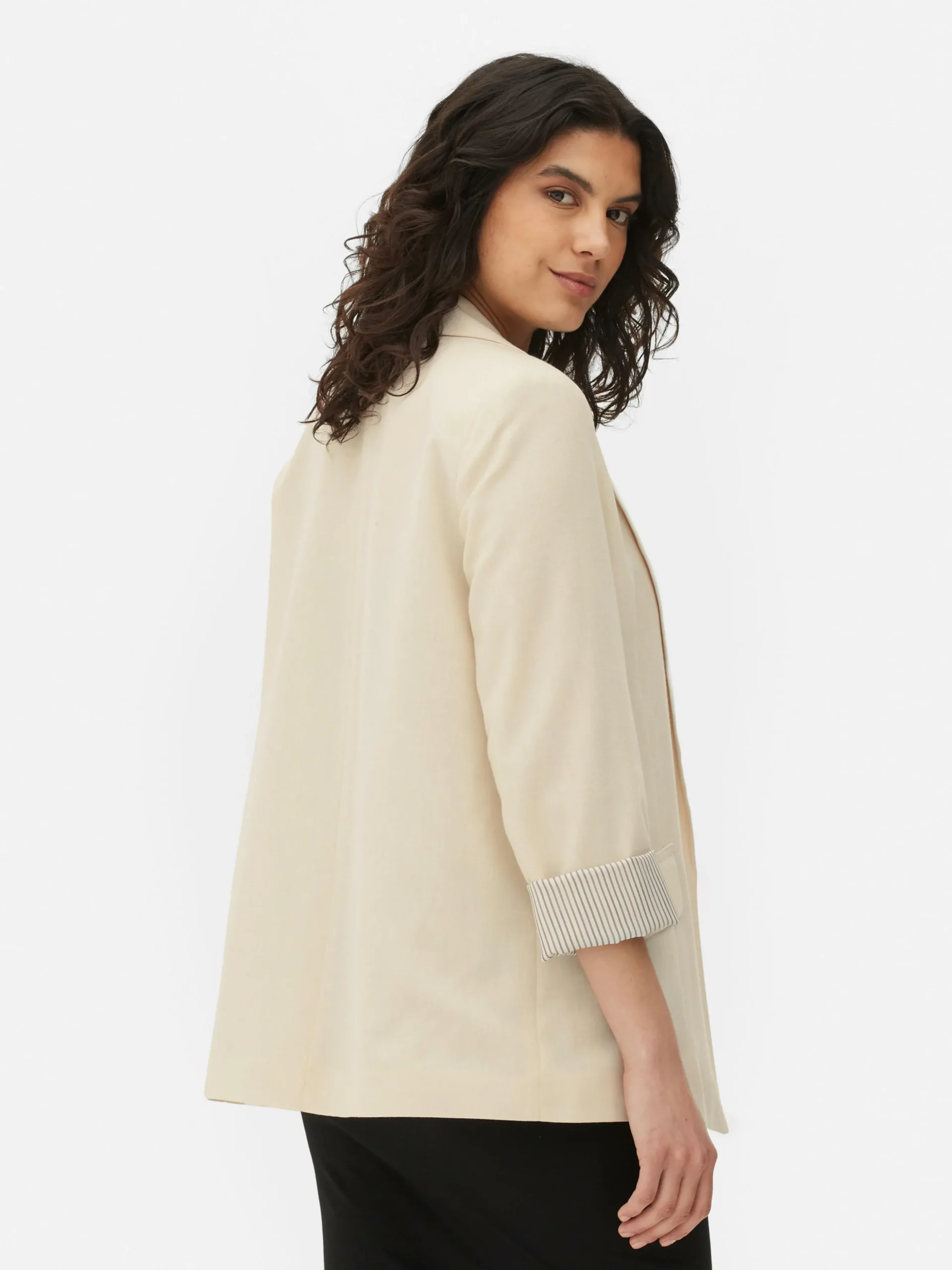 blazer_ajust__effet_bord__3-1.webp Blazer Ajusté à Effet Bord à Bord