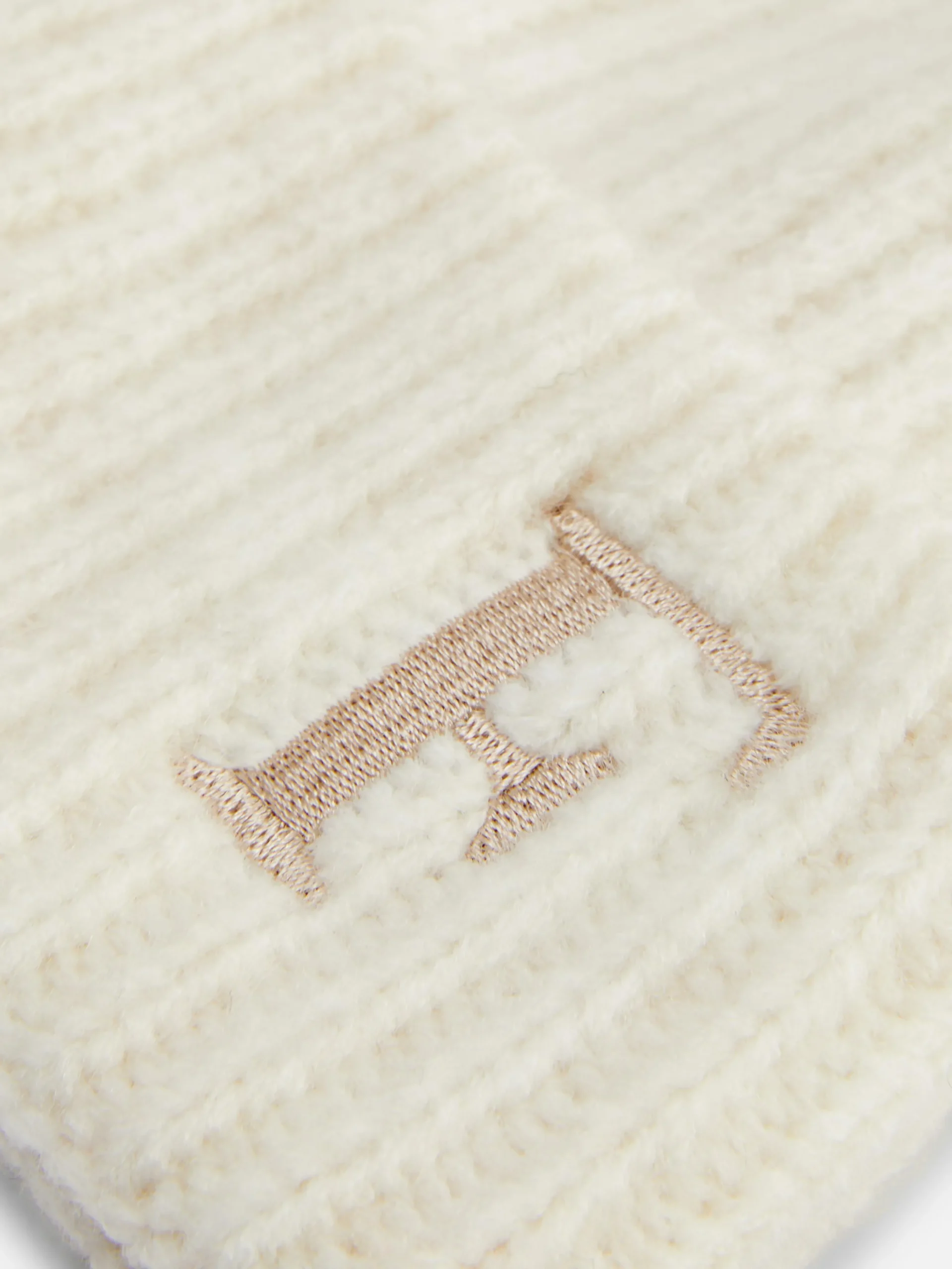 bonnet__pompon_avec_initi_1-1.webp Bonnet à Pompon Avec Initiale Brodée