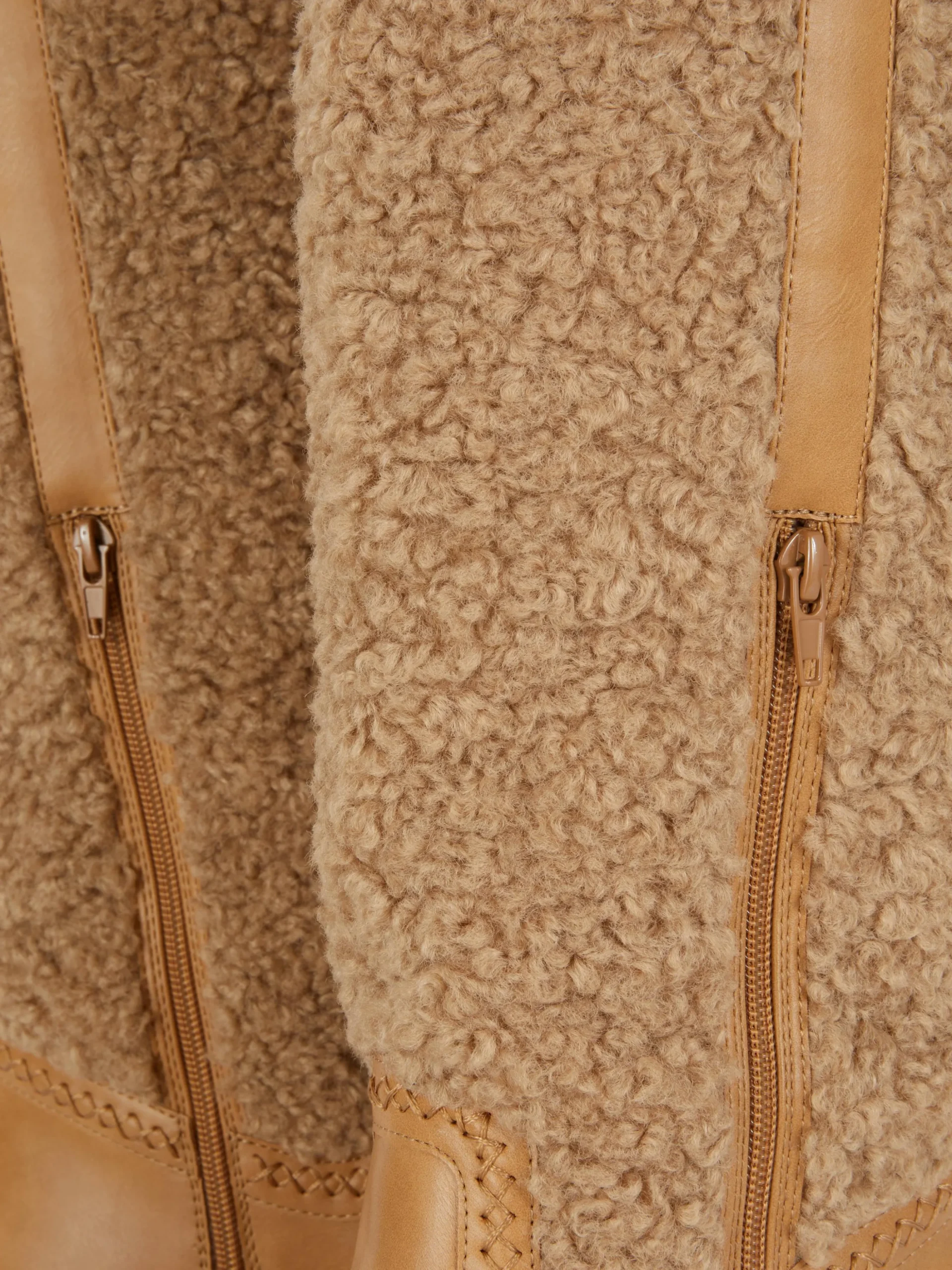 bottes_montantes_effet_mo_4.webp Bottes Montantes Effet Mouton Retourné Rita Ora