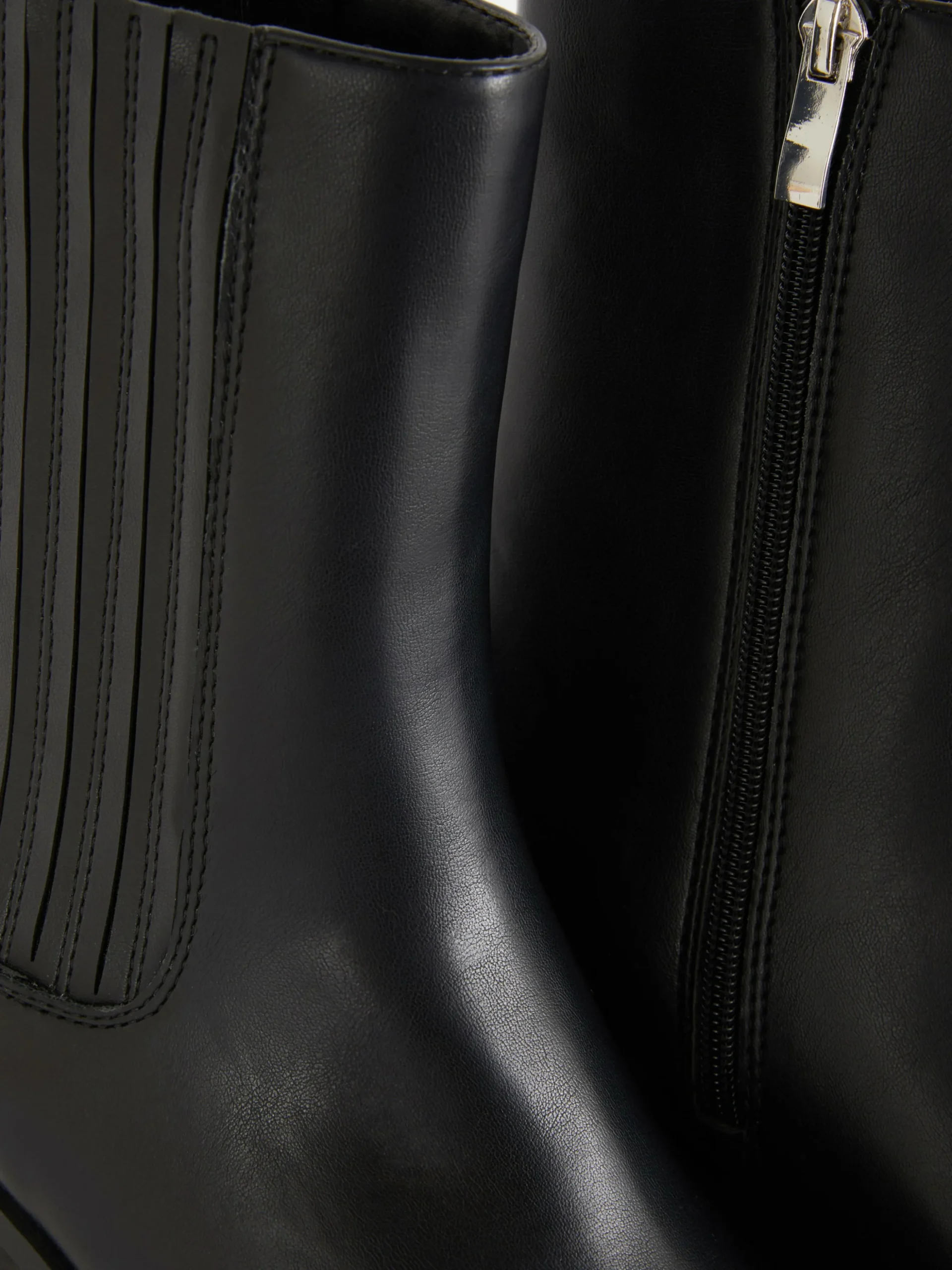 bottes_santiags_en_simili_4-1.webp Bottes Santiags En Simili Cuir