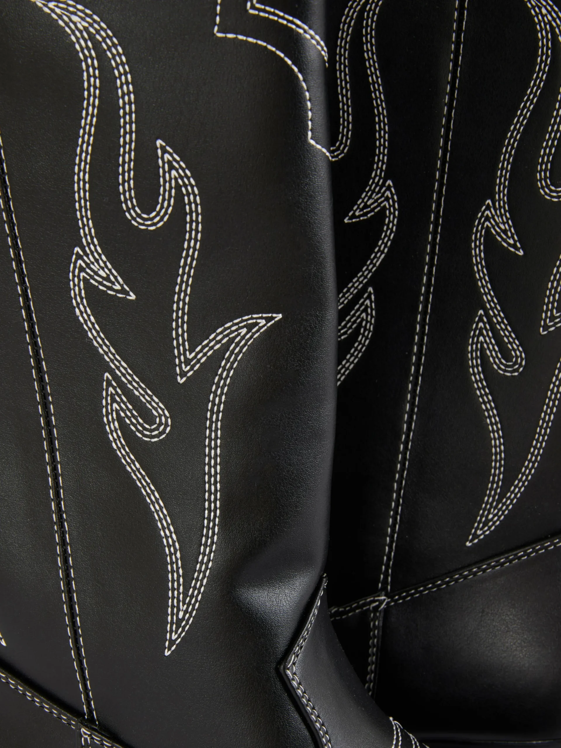 bottes_santiags_en_simili_4.webp Bottes Santiags En Simili Cuir