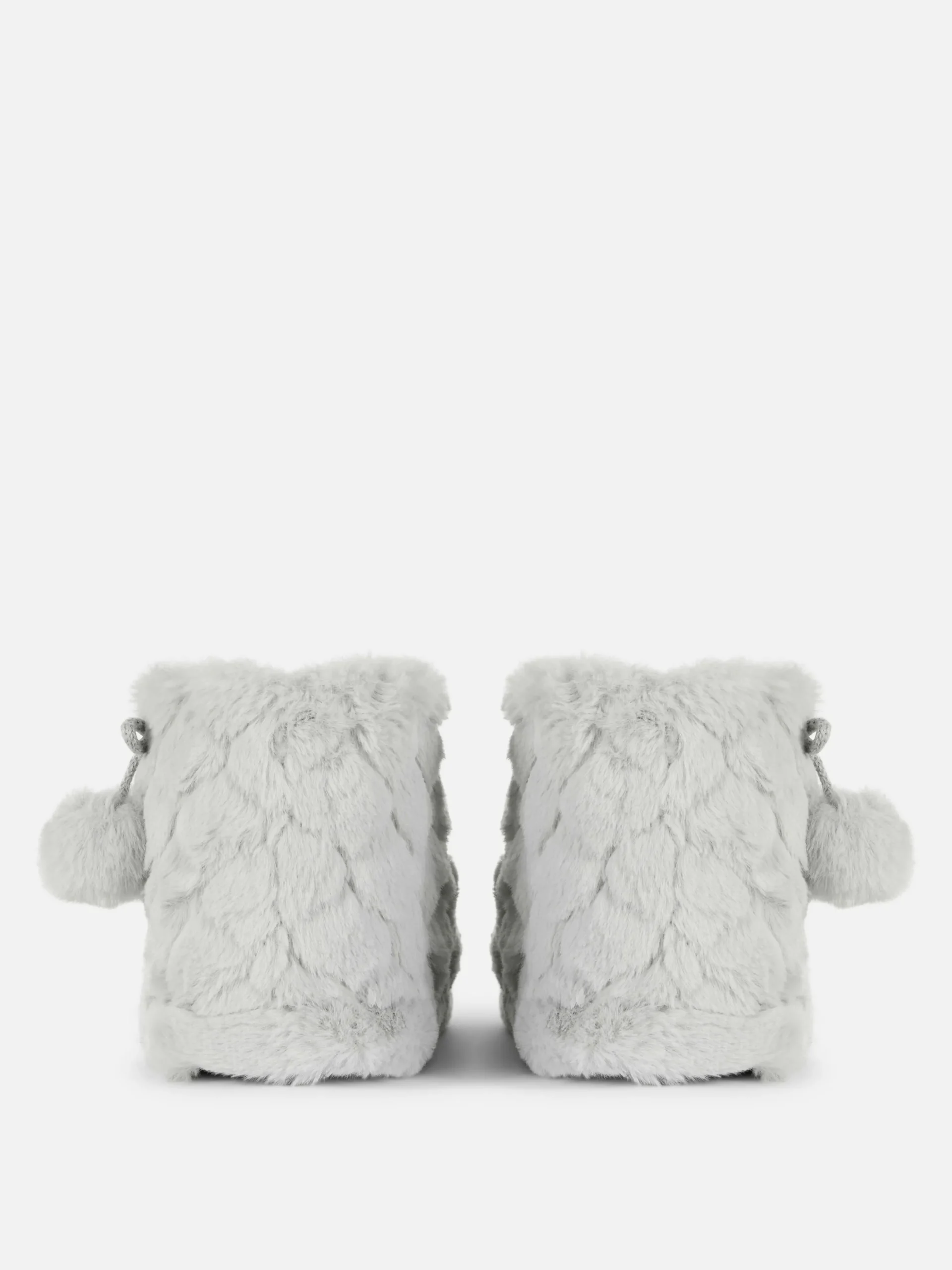 bottines_duveteuses__pomp_2-1.webp Bottines Duveteuses à Pompons