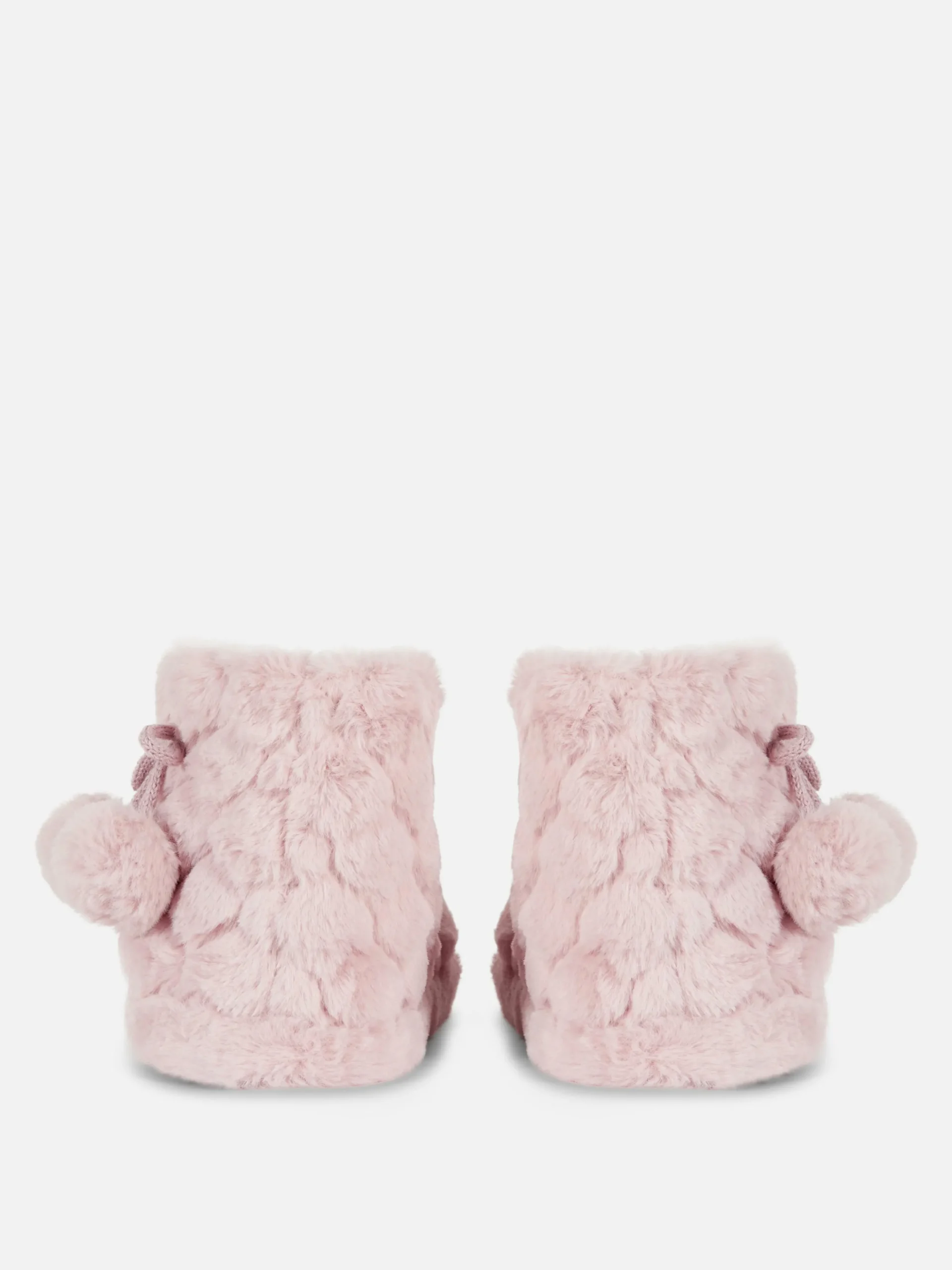 bottines_duveteuses__pomp_2.webp Bottines Duveteuses à Pompons