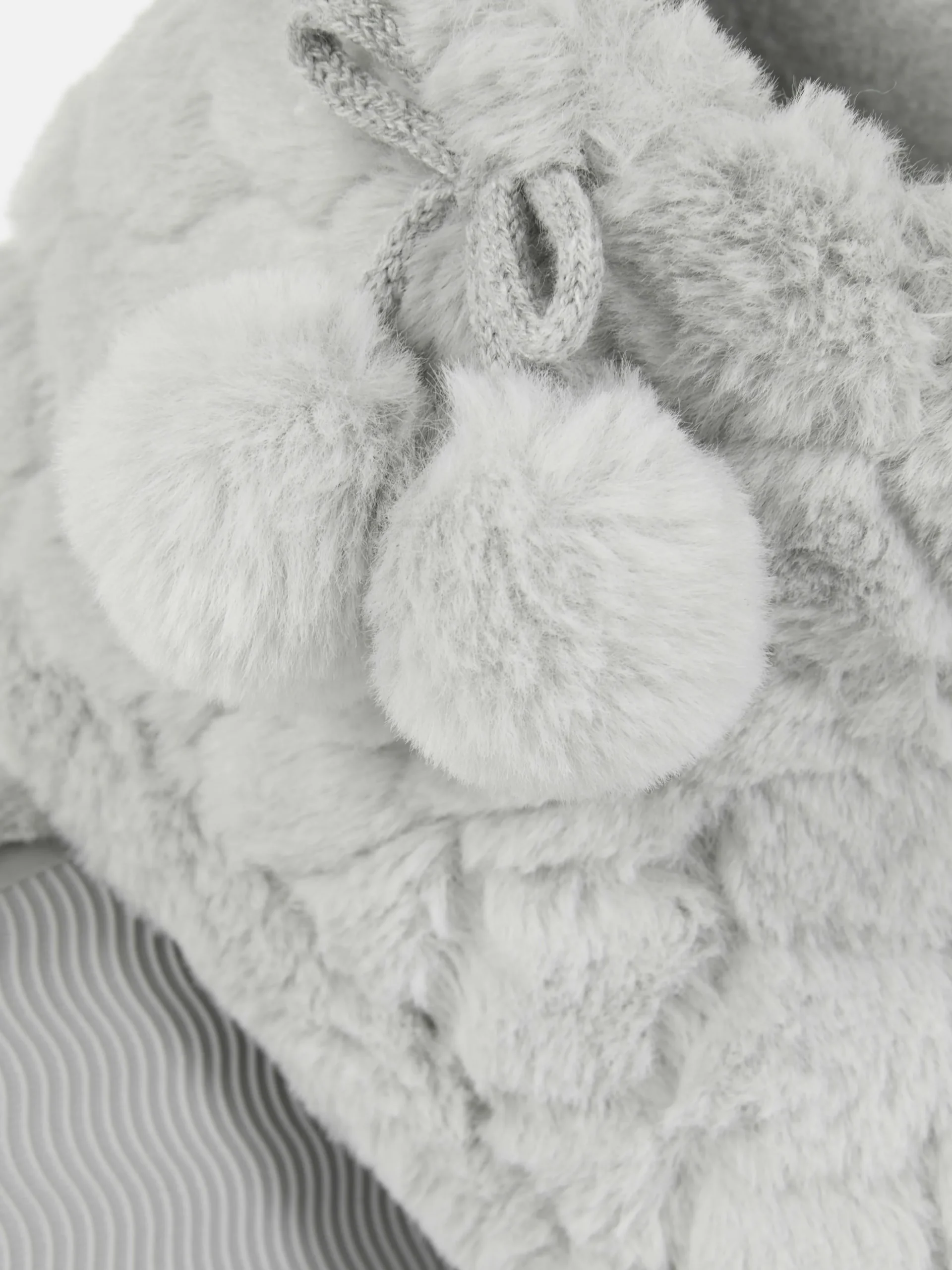 bottines_duveteuses__pomp_4-1.webp Bottines Duveteuses à Pompons