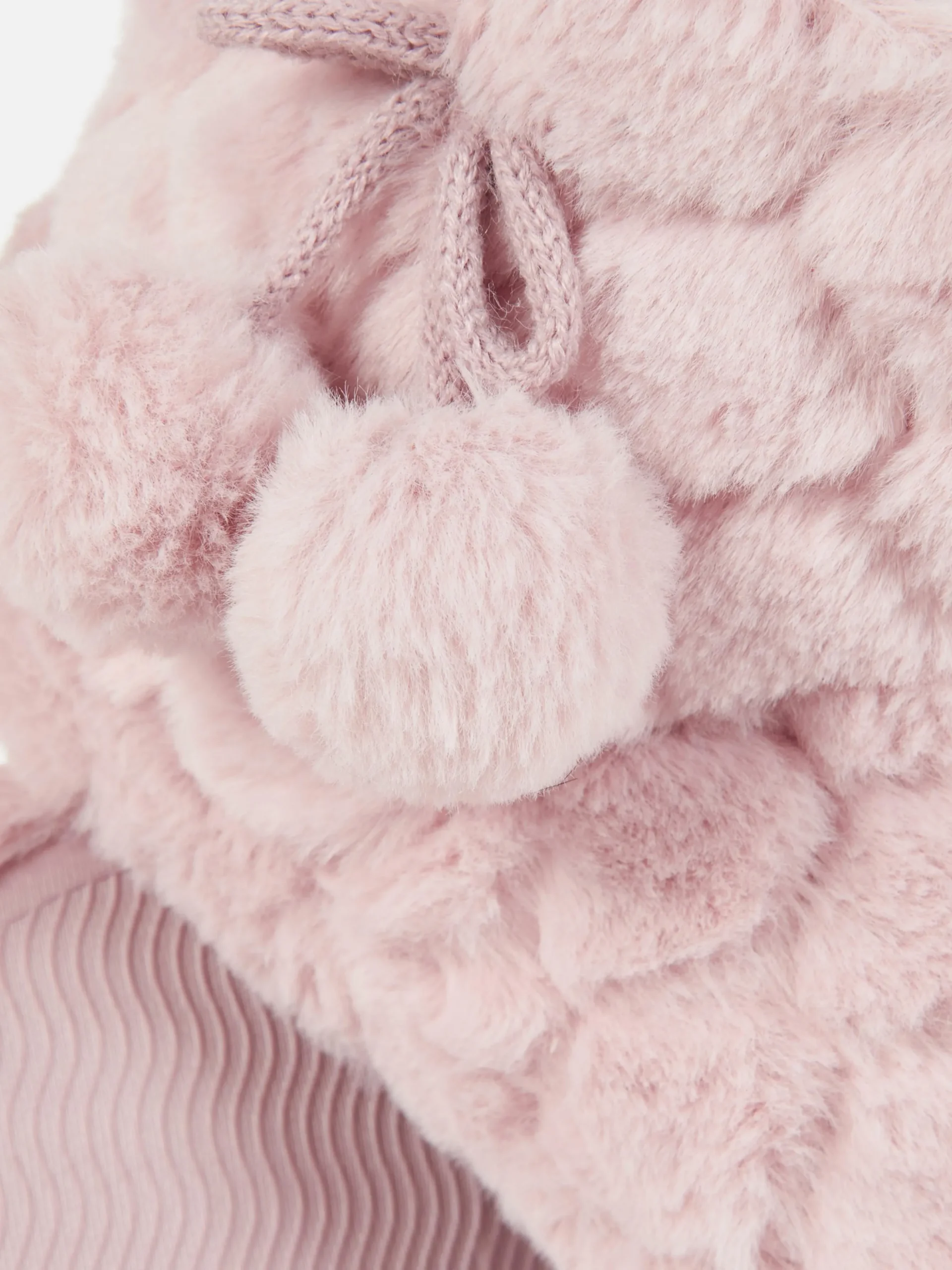 bottines_duveteuses__pomp_4.webp Bottines Duveteuses à Pompons