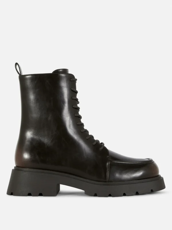 Bottines Lacées Avec Empiècement Sur L'embout