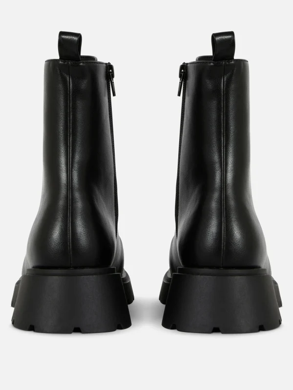 Bottines Lacées Avec Empiècement Sur L'embout