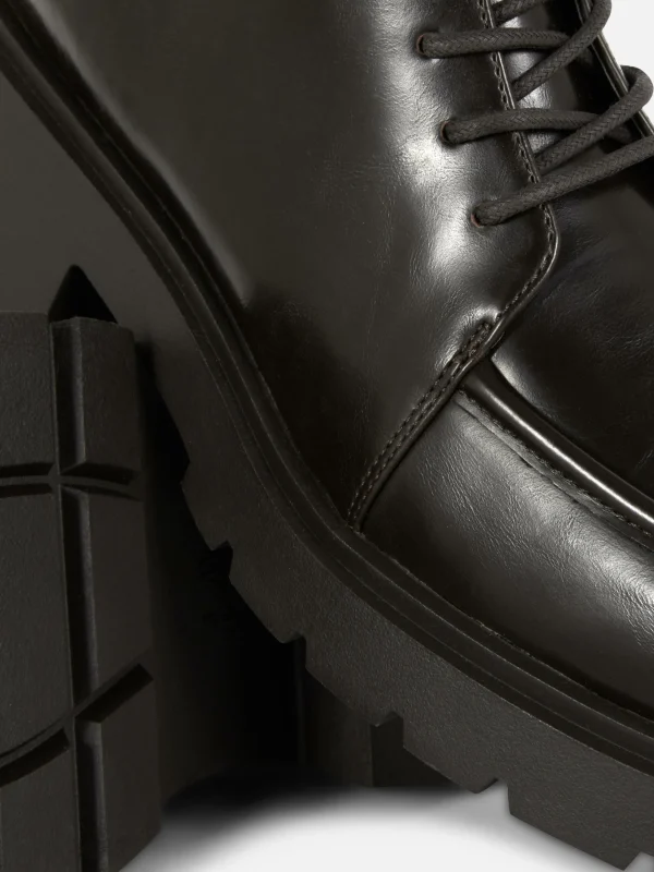 Bottines Lacées Avec Empiècement Sur L'embout