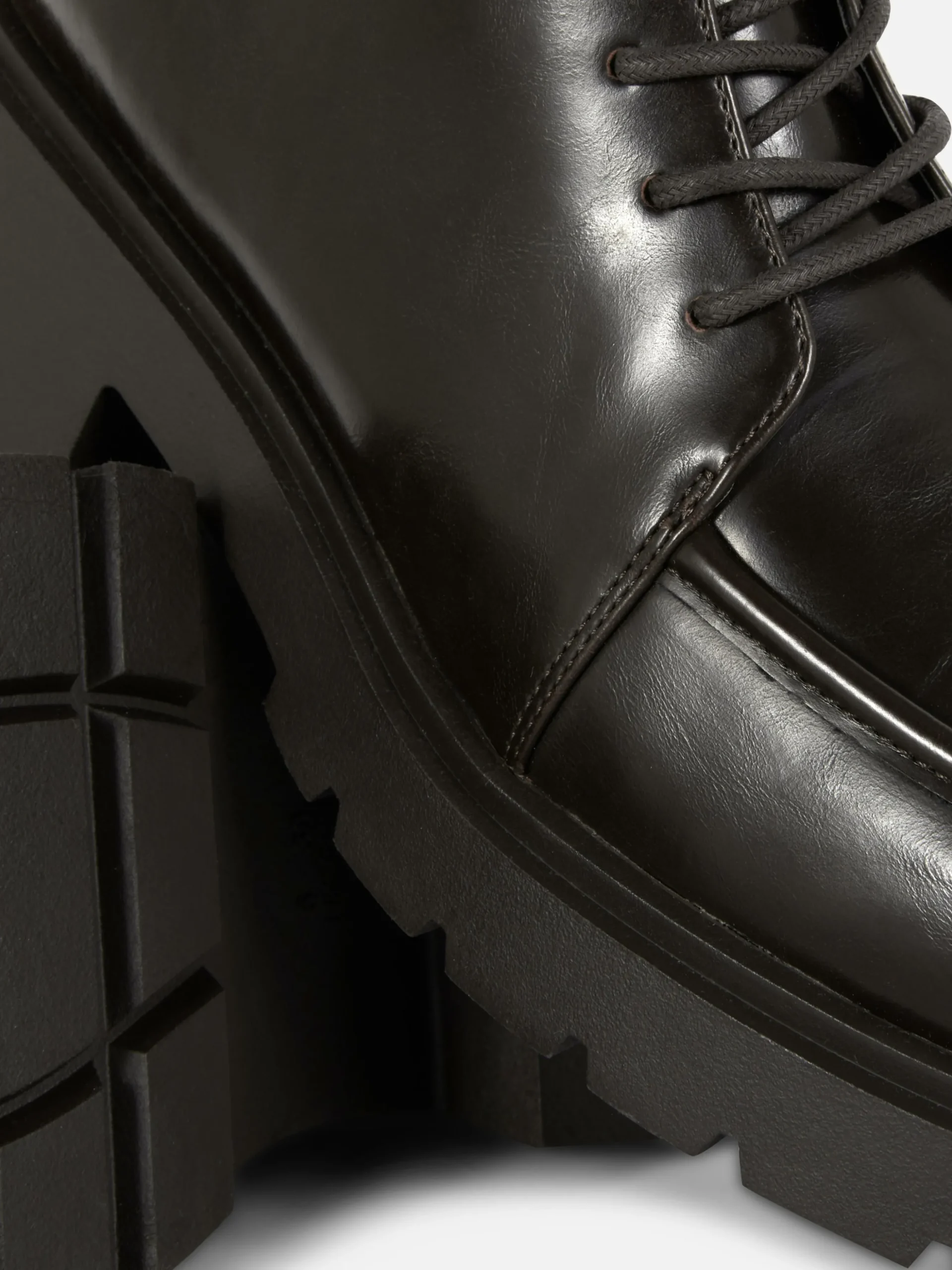 bottines_laces_avec_empic_4.webp Bottines Lacées Avec Empiècement Sur L'embout