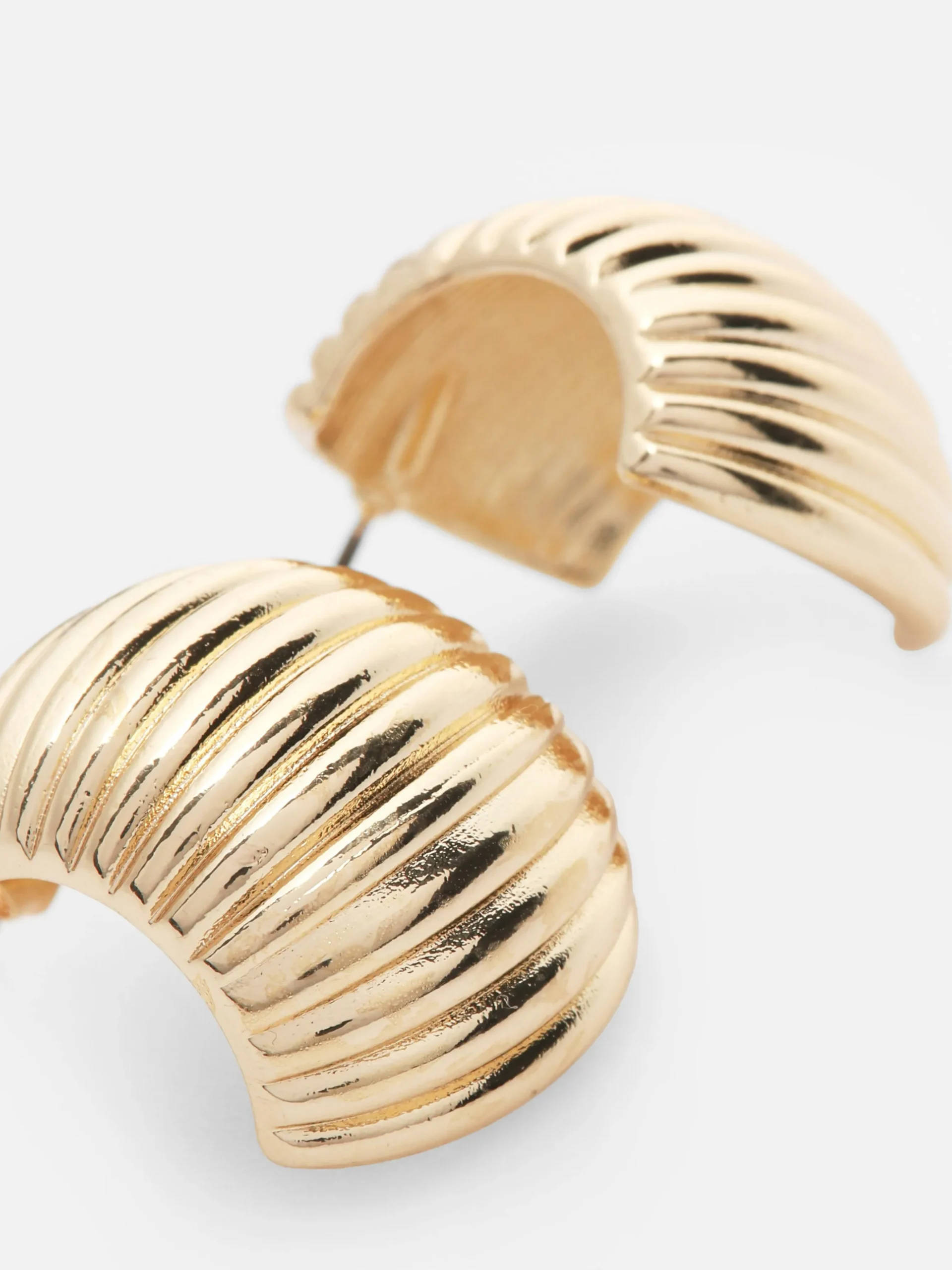 boucles_doreilles_incurve_1.webp Boucles D'oreilles Incurvées Texturées The Edit