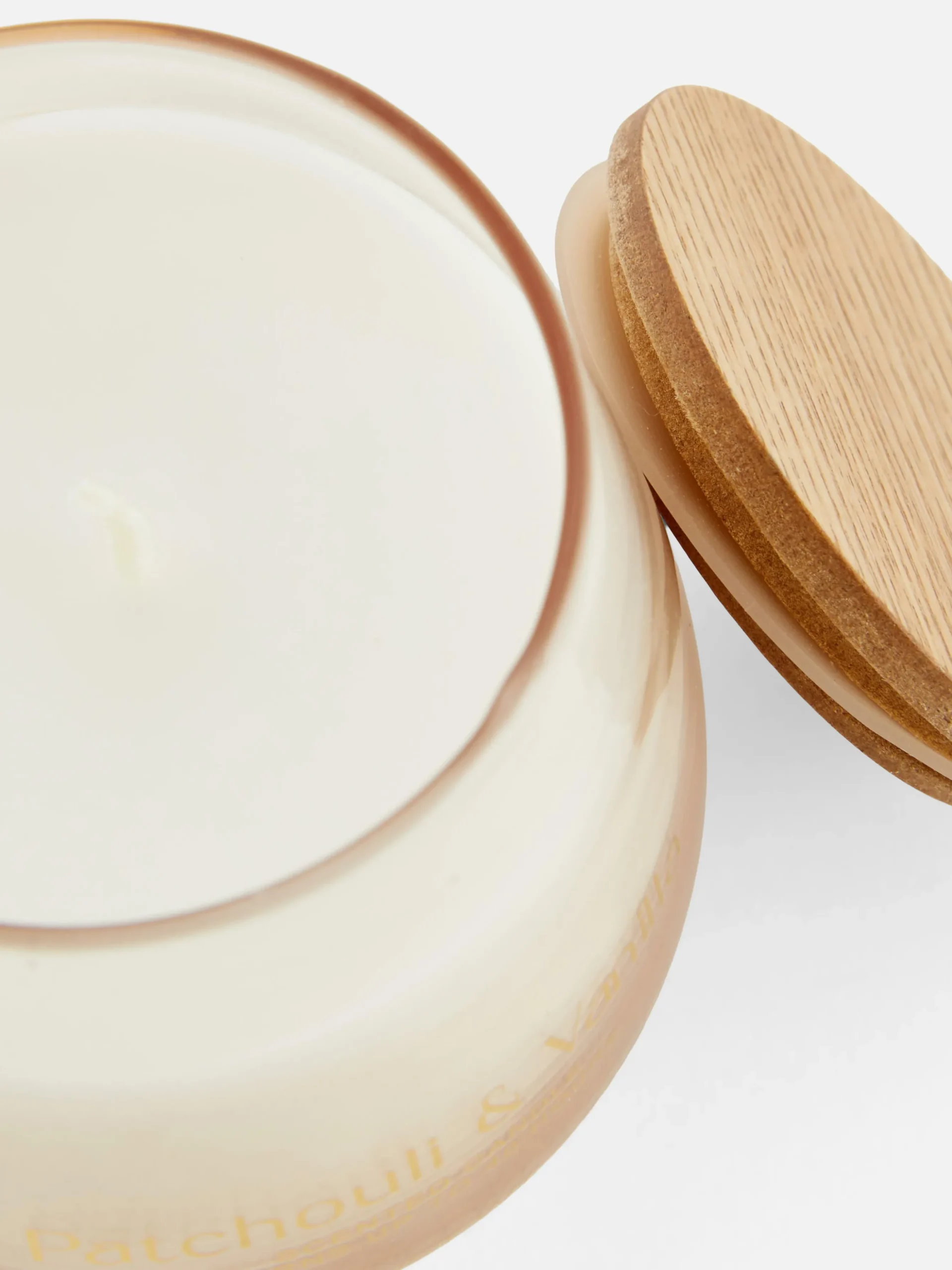 bougie_parfume_dans_un_po_1-1.webp Bougie Parfumée Dans Un Pot En Verre Incurvé