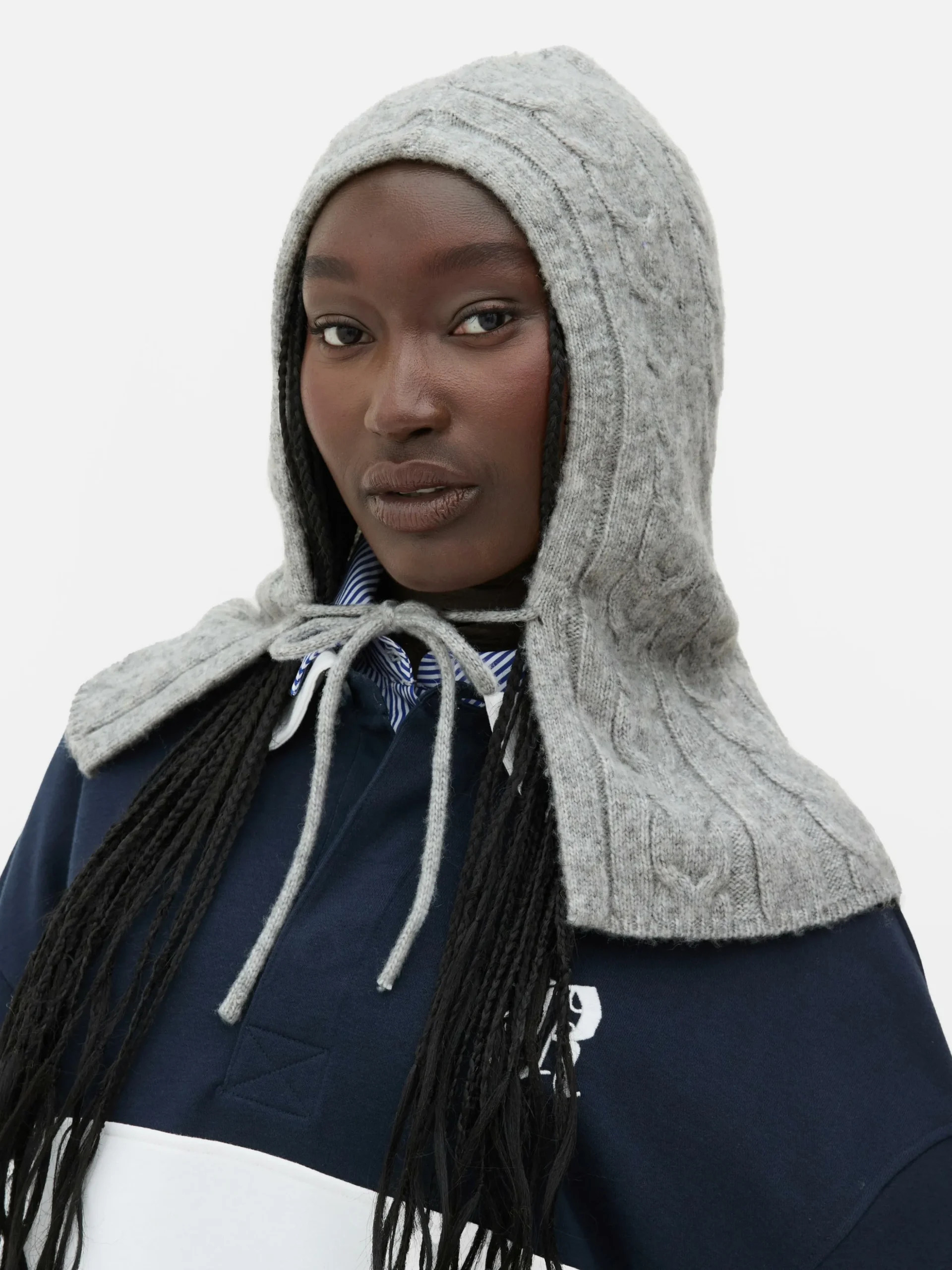 capuche_en_maille_torsade_1.webp Capuche En Maille Torsadée Rita Ora