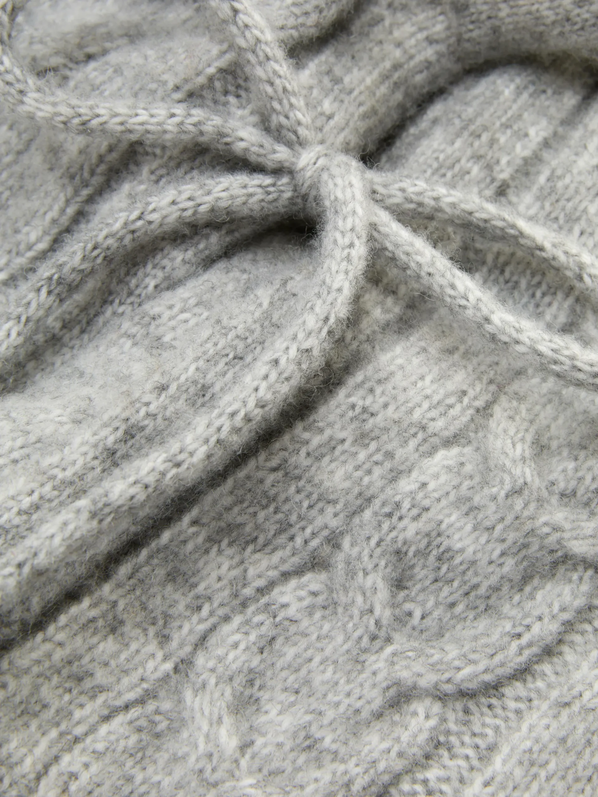 capuche_en_maille_torsade_3.webp Capuche En Maille Torsadée Rita Ora