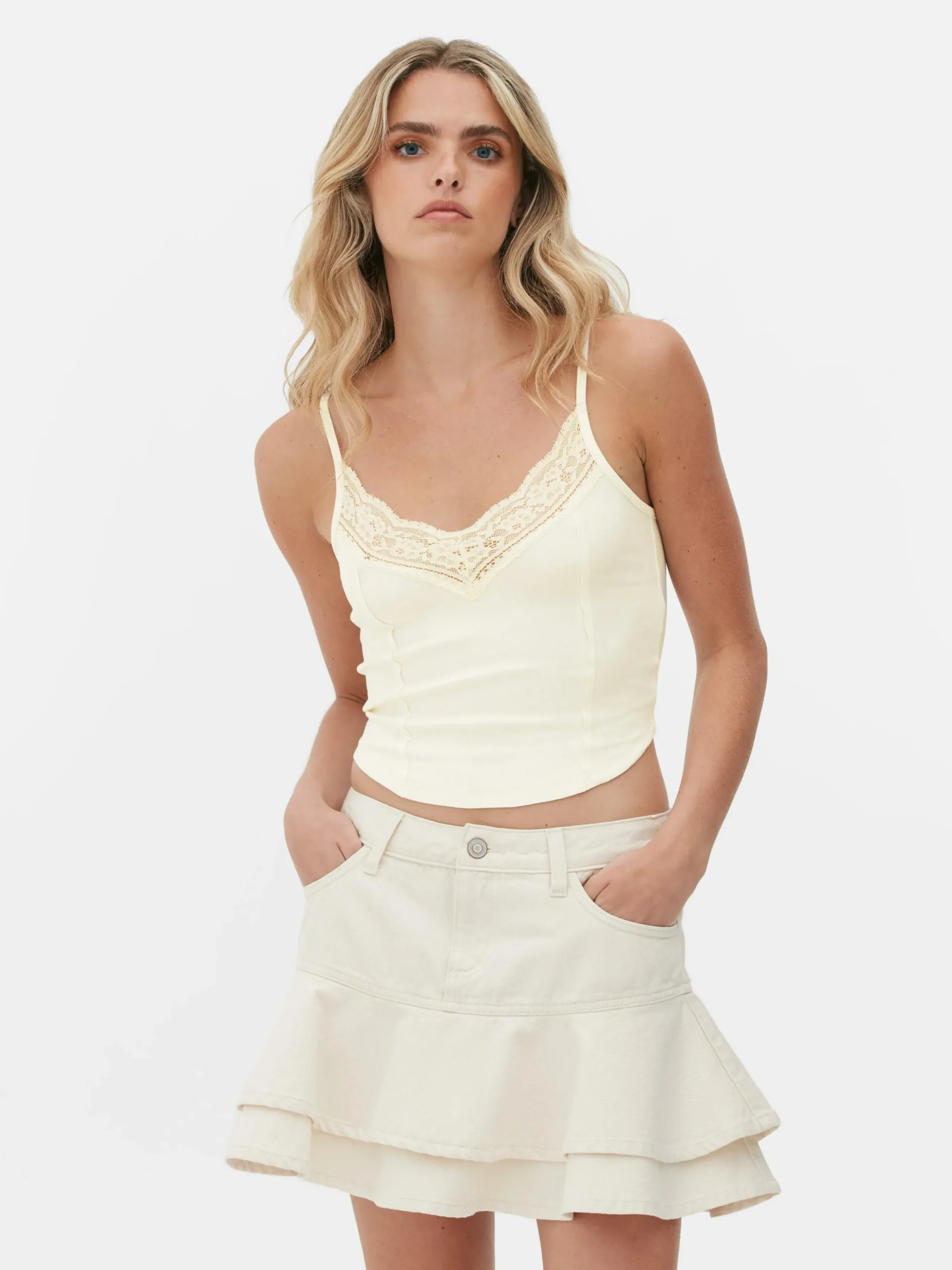 caraco_court__finitions_e_0.webp Caraco Court à Finitions En Dentelle Rita Ora