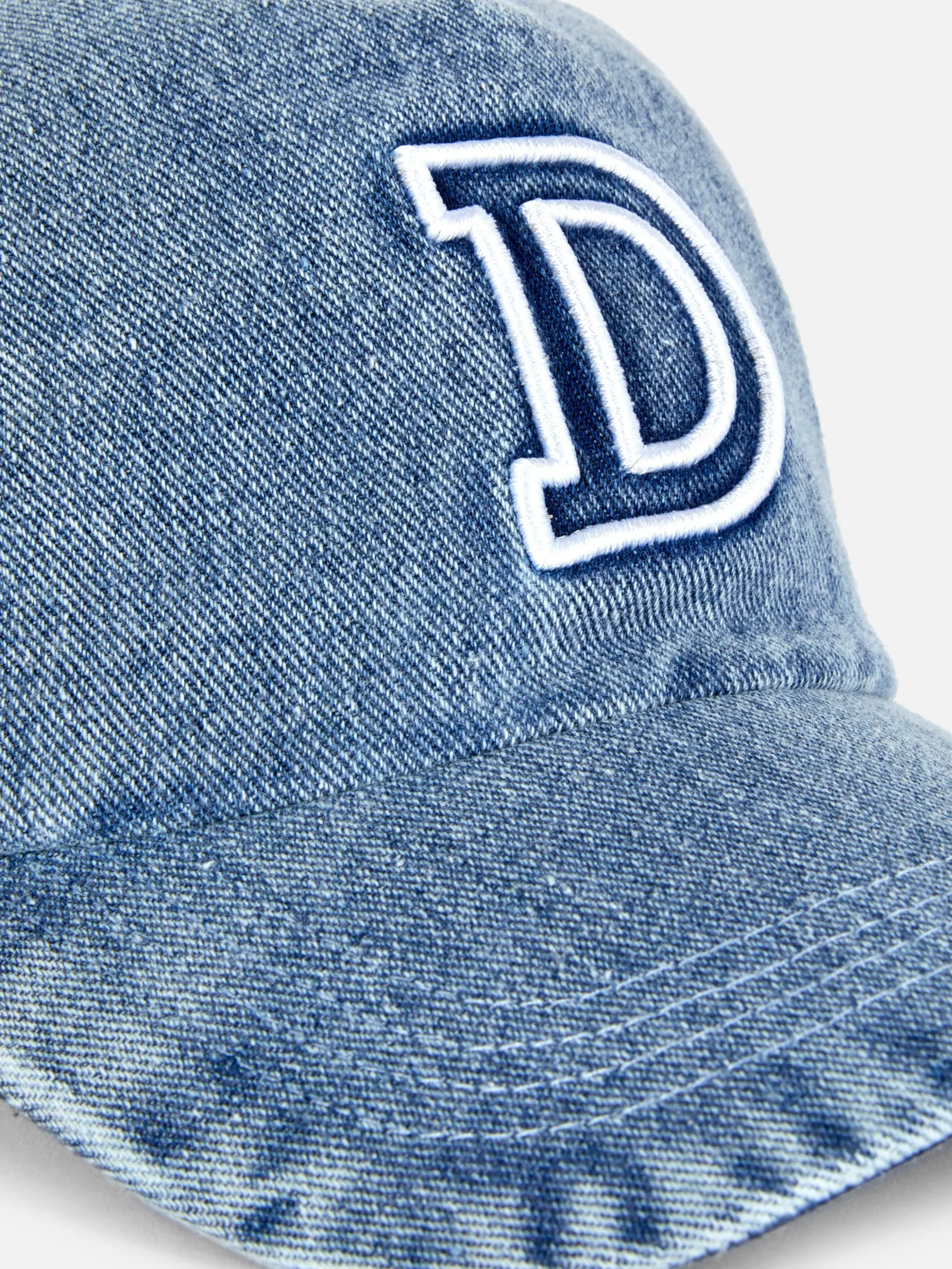 casquette_de_baseball_en__1.webp Casquette De Baseball En Denim Avec Initiale