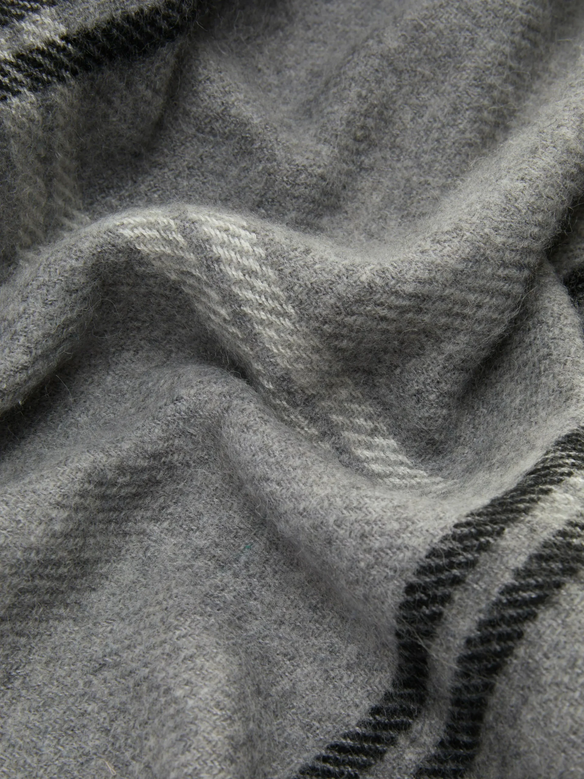 charpe__carreaux_the_edit_1.webp Écharpe à Carreaux The Edit