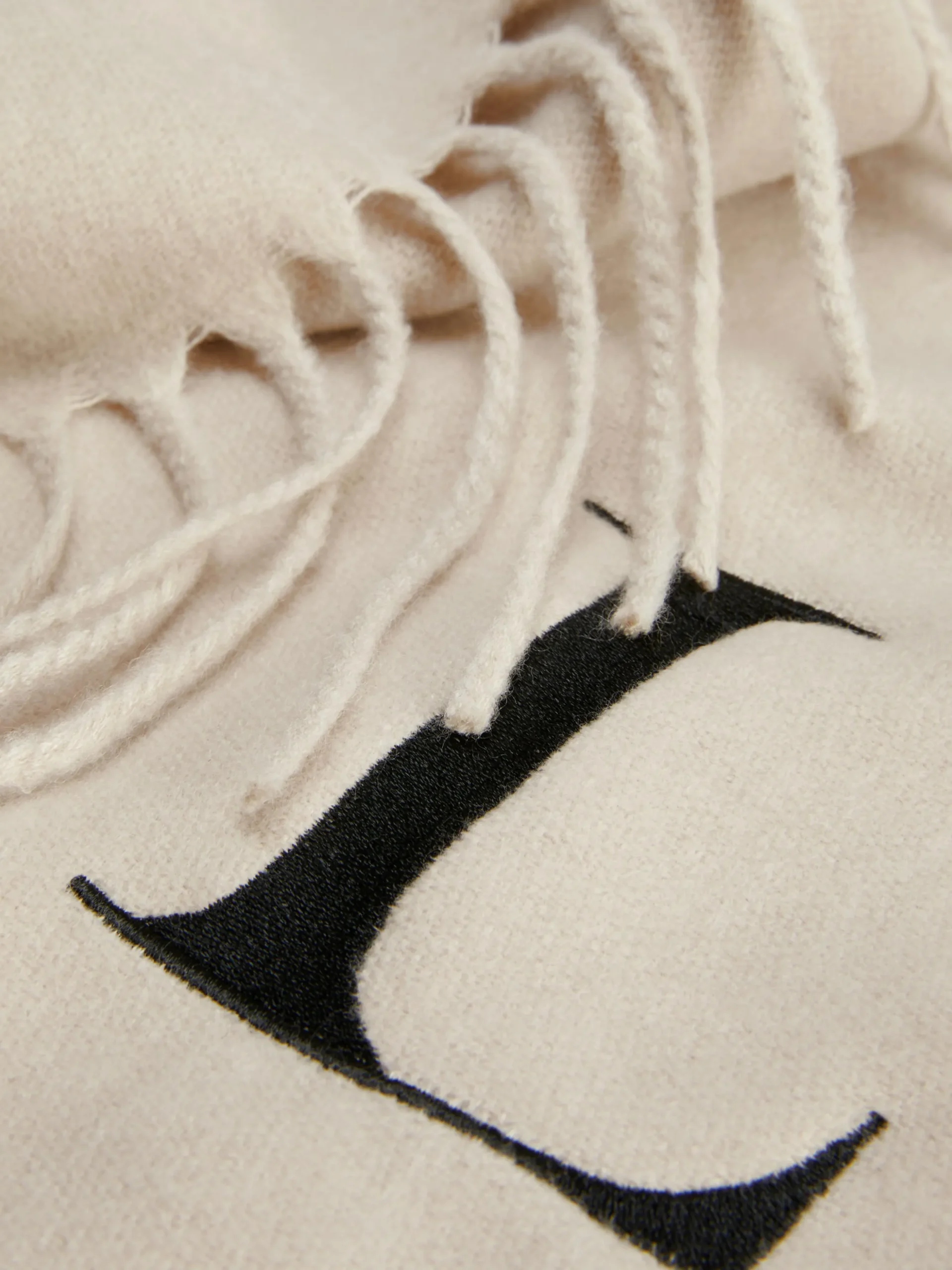 charpe_avec_initiale_brod_1-1.webp Écharpe Avec Initiale Brodée Et Pampilles