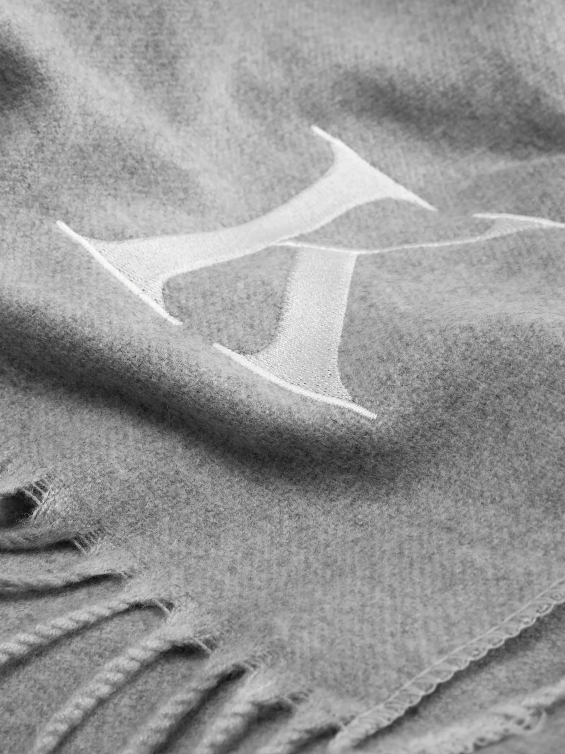 charpe_avec_initiale_brod_1.webp Écharpe Avec Initiale Brodée Et Pampilles