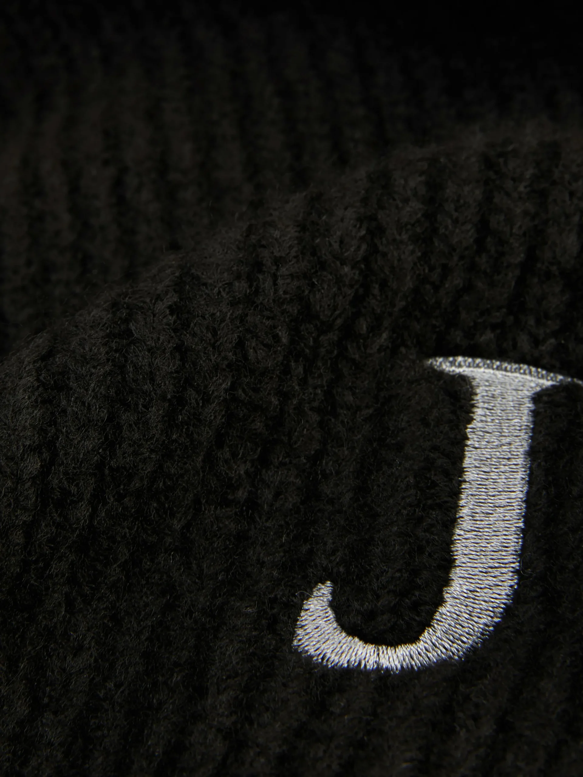 charpe_en_maille_ctele__i_1-2.webp Écharpe En Maille Côtelée à Initiale Brodée