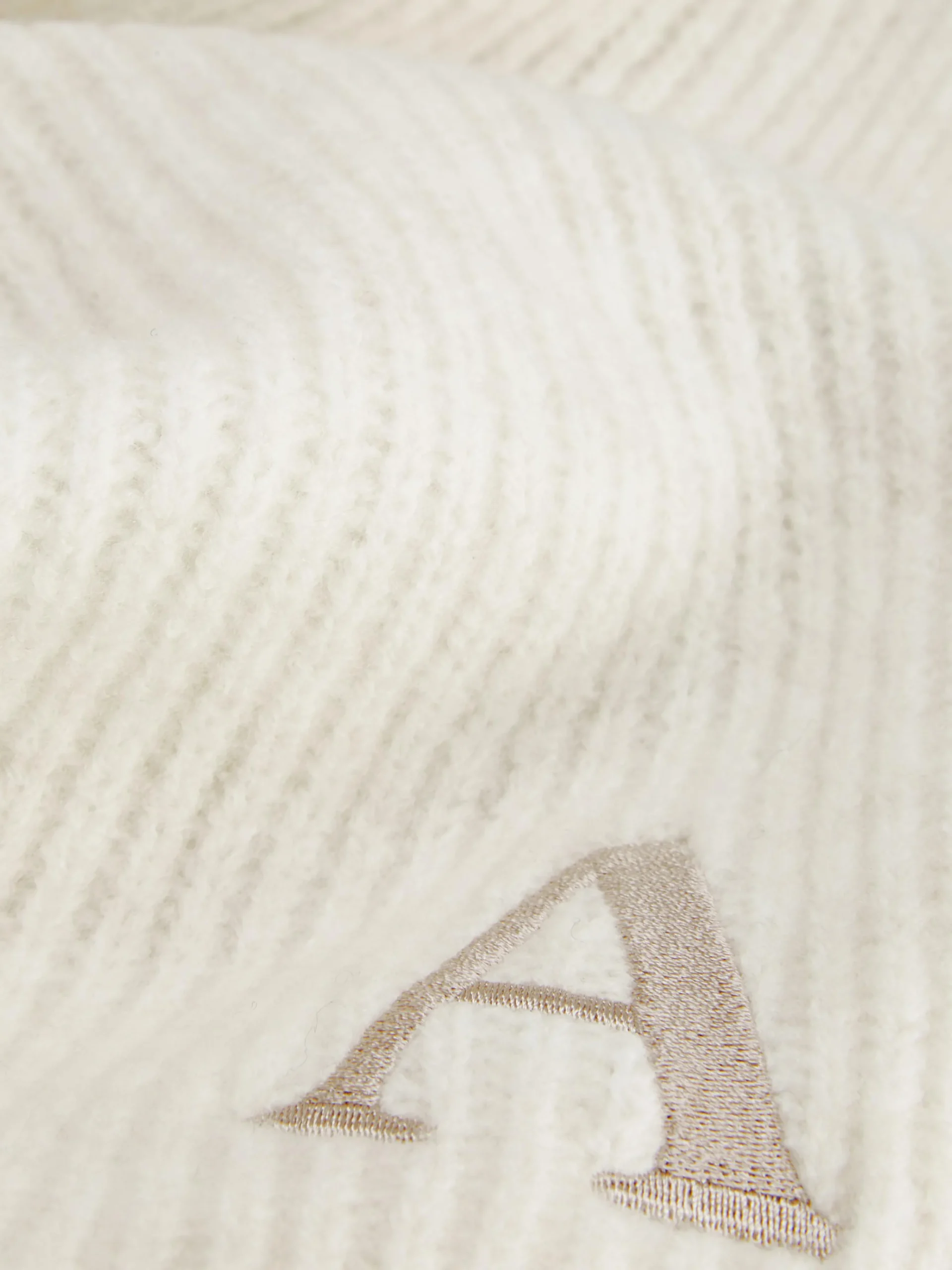 charpe_en_maille_ctele__i_1.webp Écharpe En Maille Côtelée à Initiale Brodée