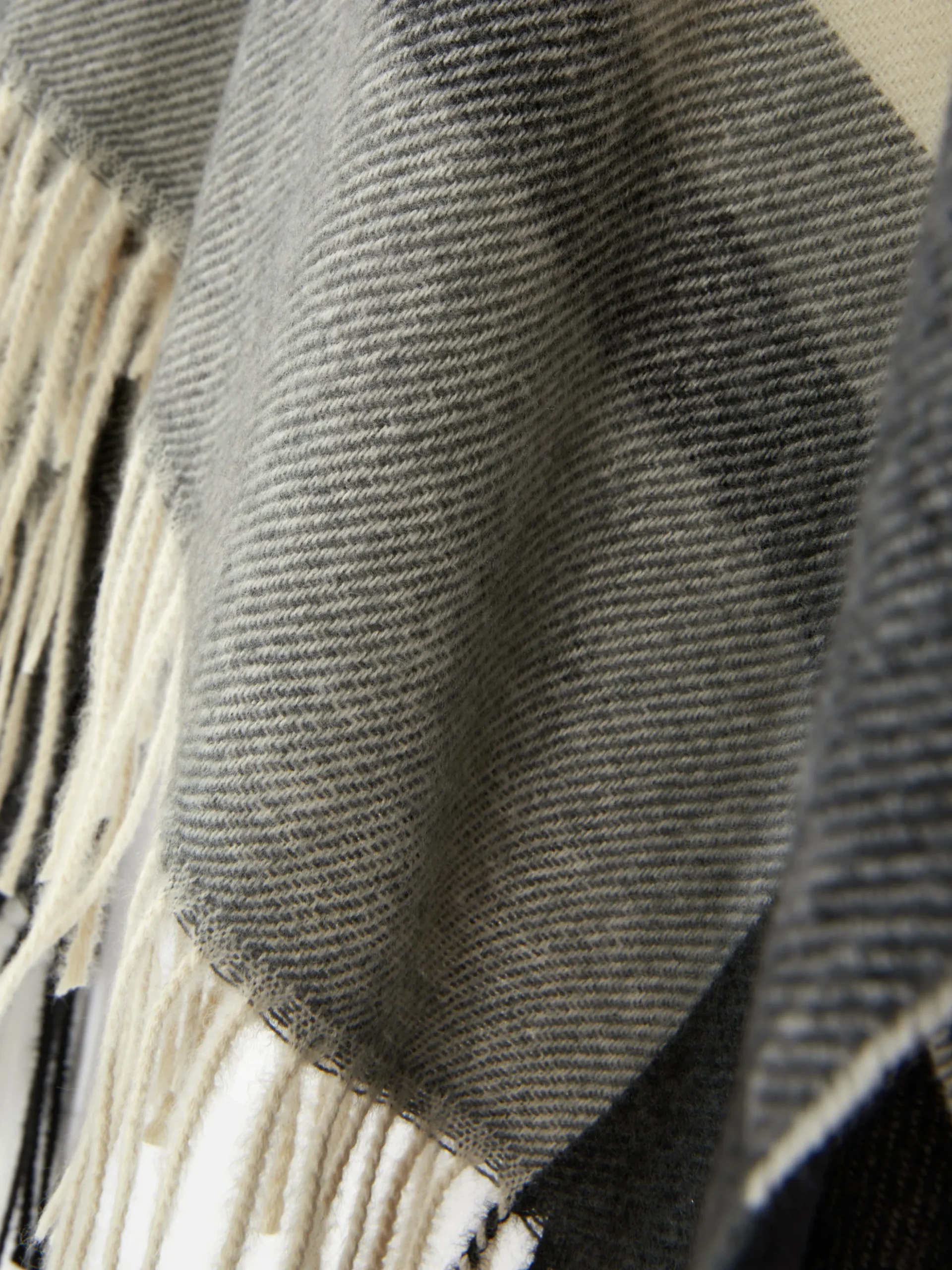 charpe_faon_cape__carreau_1.webp Écharpe Façon Cape à Carreaux