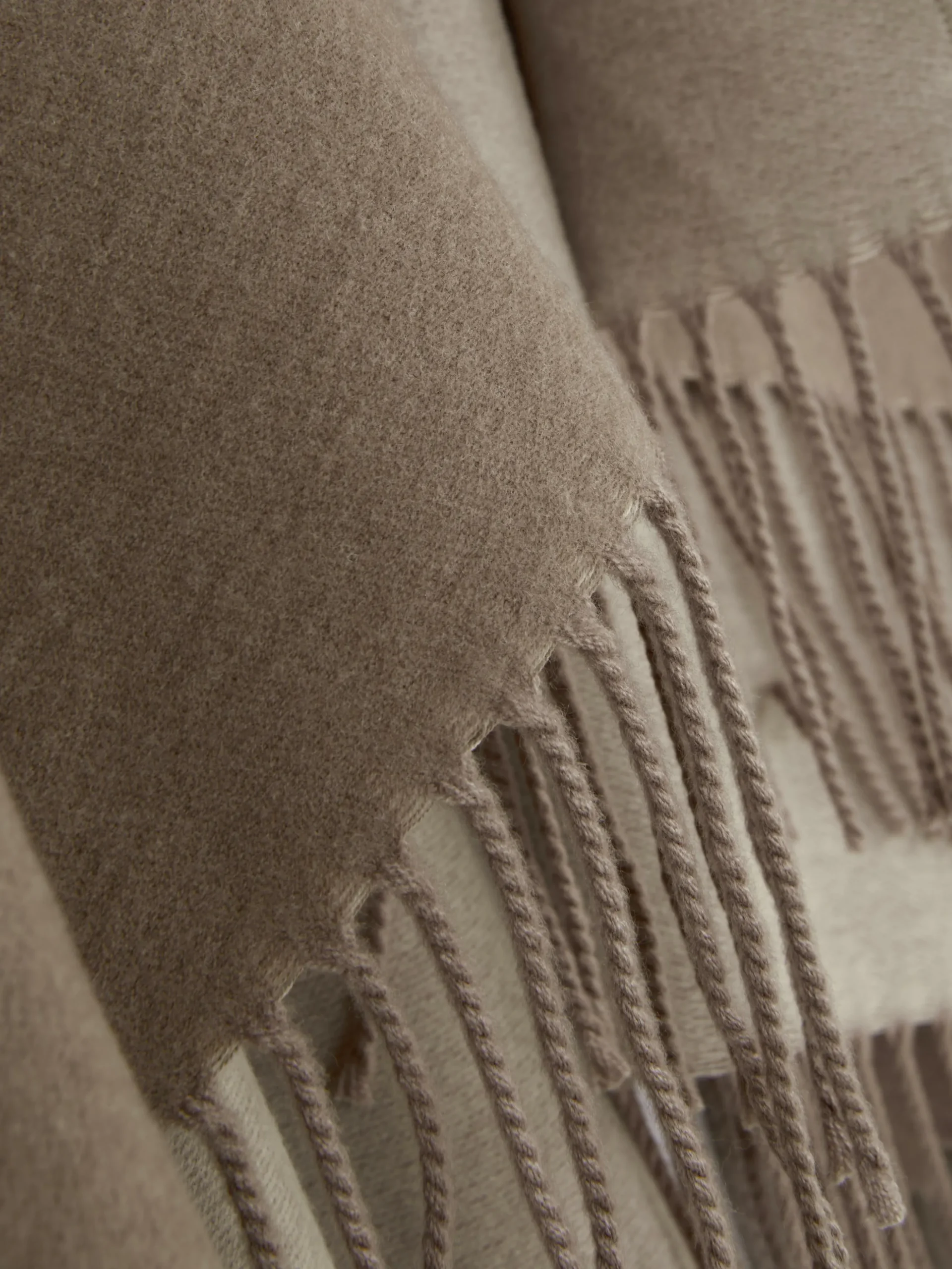 charpe_faon_cape__pampill_1.webp Écharpe Façon Cape à Pampilles