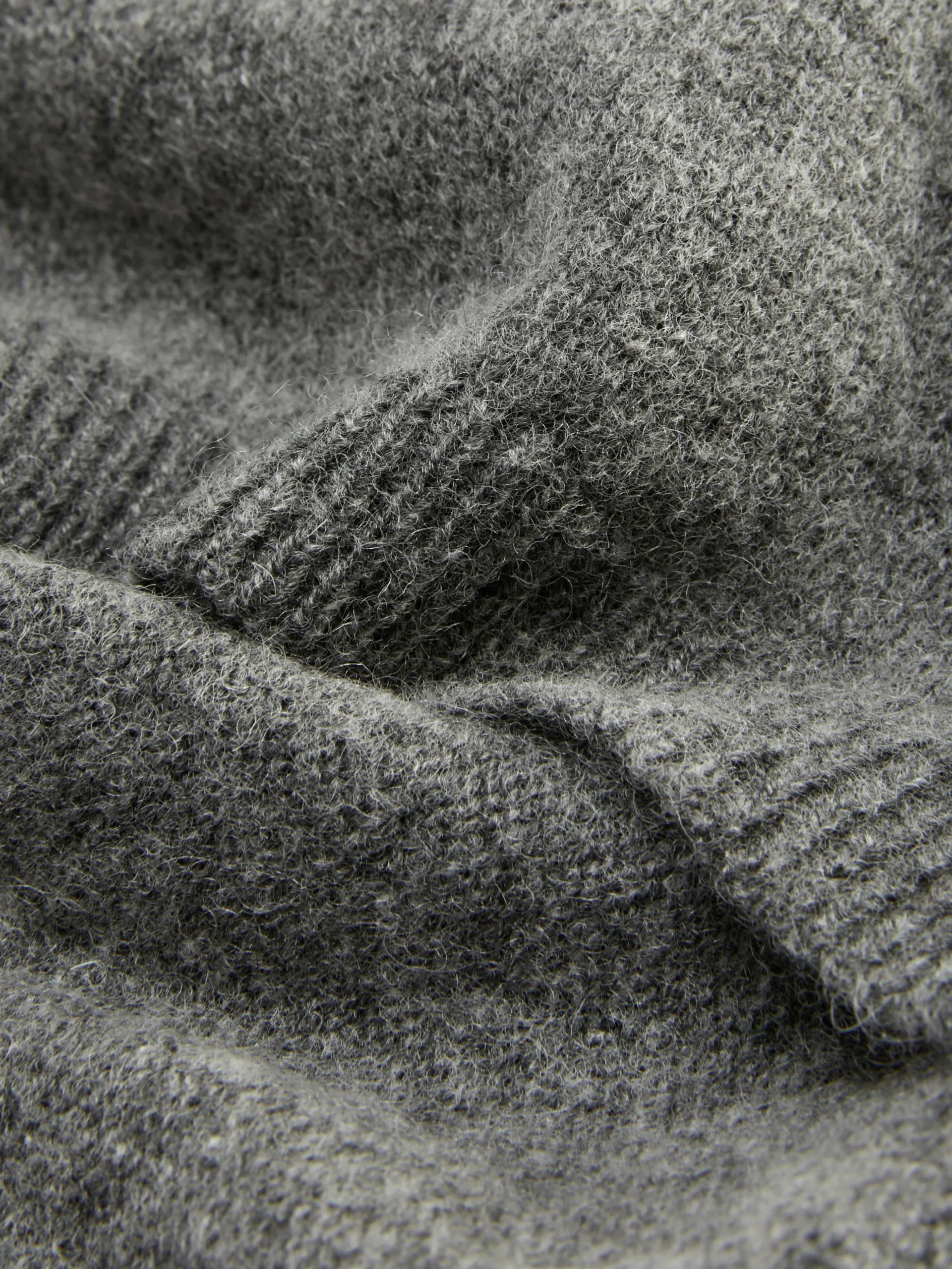 charpe_style_couverture_e_1-1.webp Écharpe Style Couverture En Maille Fine The Edit