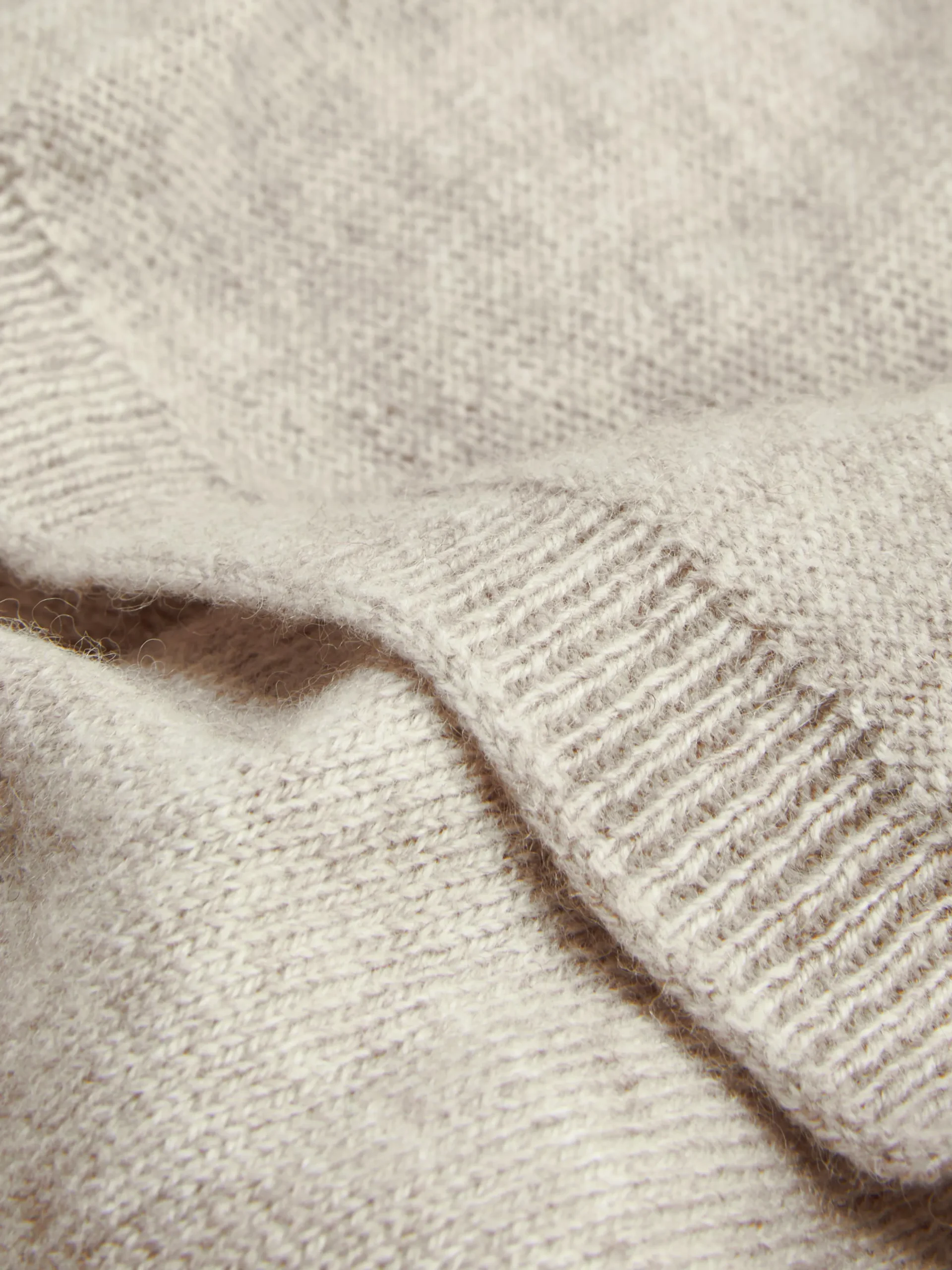 charpe_style_couverture_e_1.webp Écharpe Style Couverture En Maille Fine The Edit