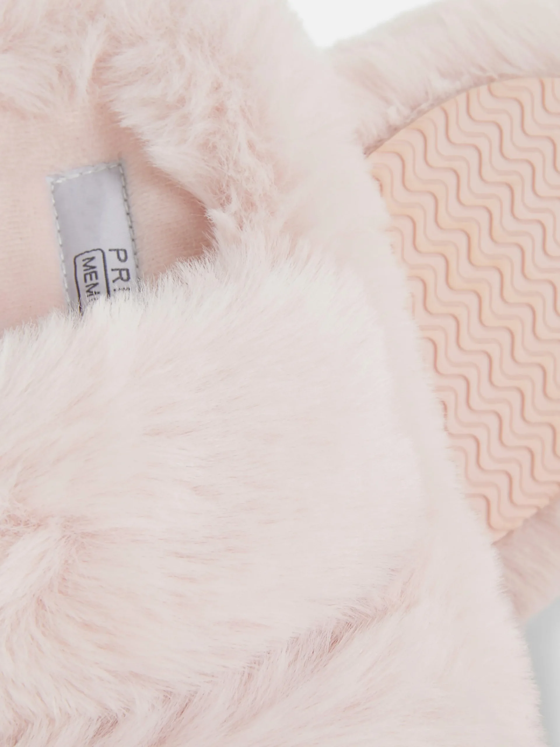 chaussons_duveteux__doubl_4.webp Chaussons Duveteux à Double Bride