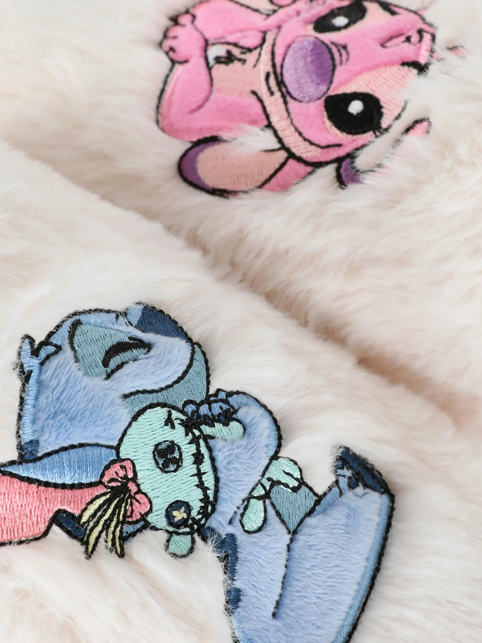 chaussons_duveteux_disney_4.webp Chaussons Duveteux Disney Lilo & Stitch