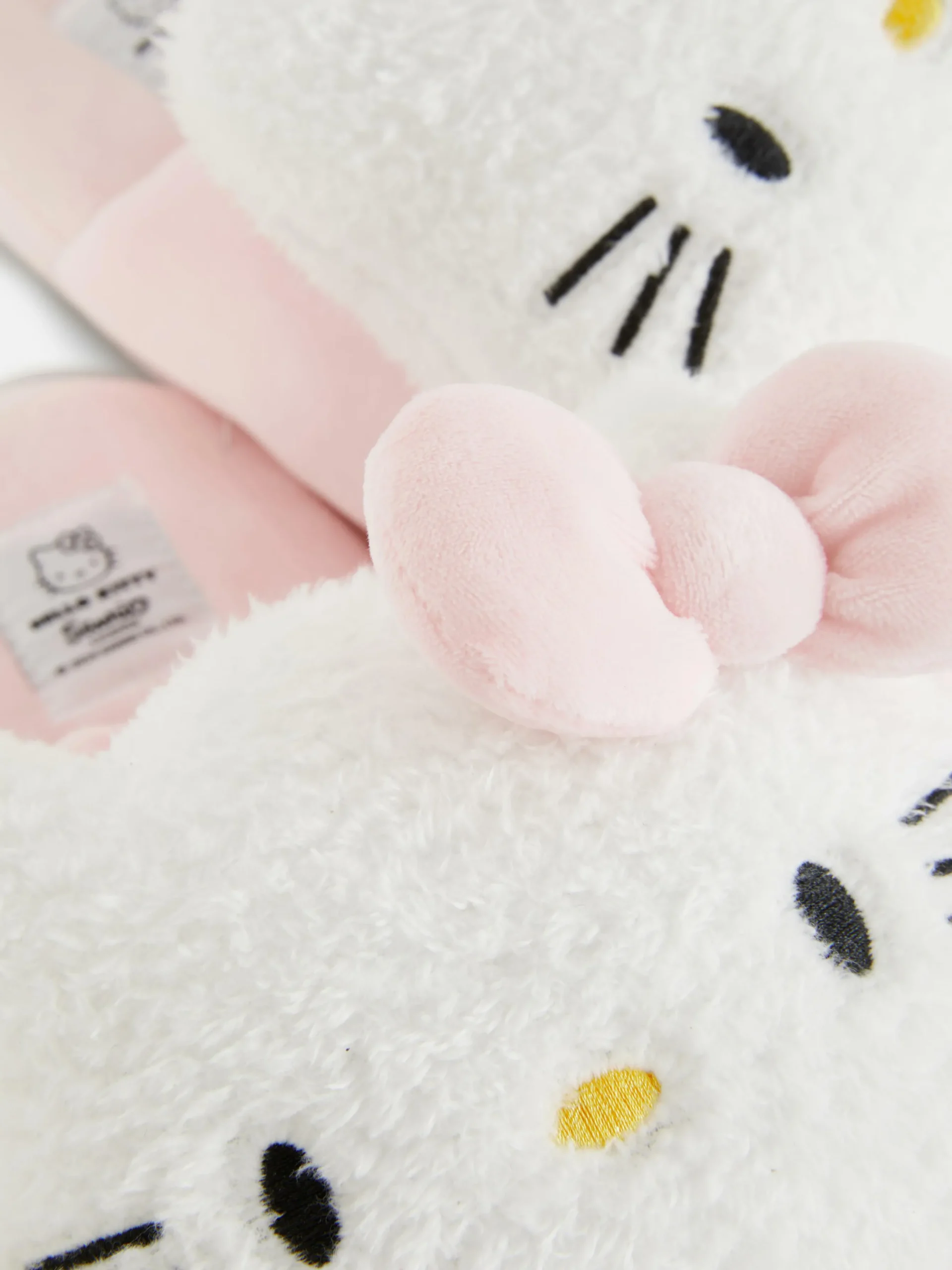 chaussons_duveteux_hello__4-1.webp Chaussons Duveteux Hello Kitty