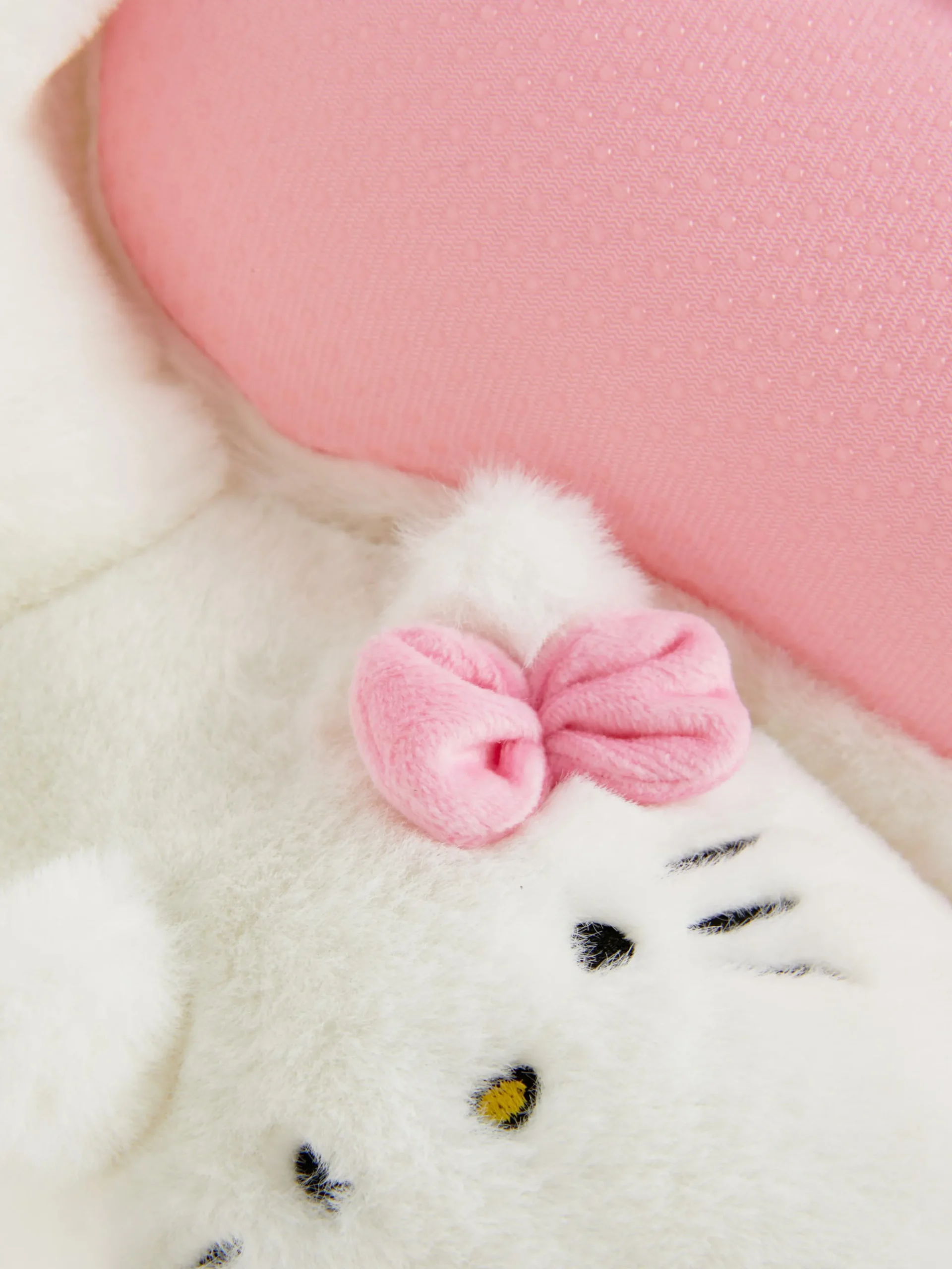 chaussons_duveteux_hello__4.webp Chaussons Duveteux Hello Kitty