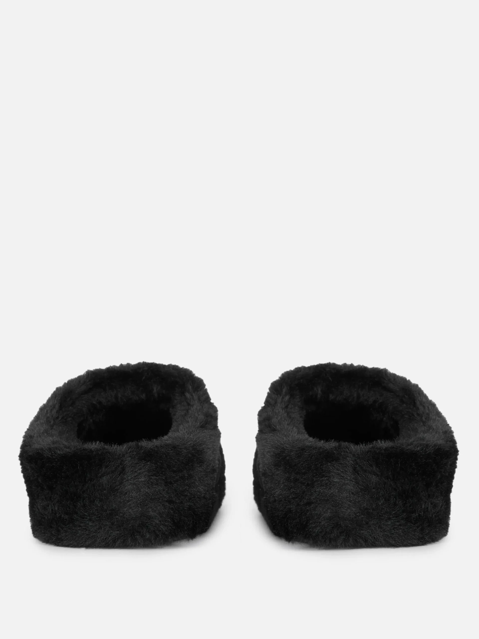 chaussons_en_fausse_fourr_2-3.webp Chaussons En Fausse Fourrure