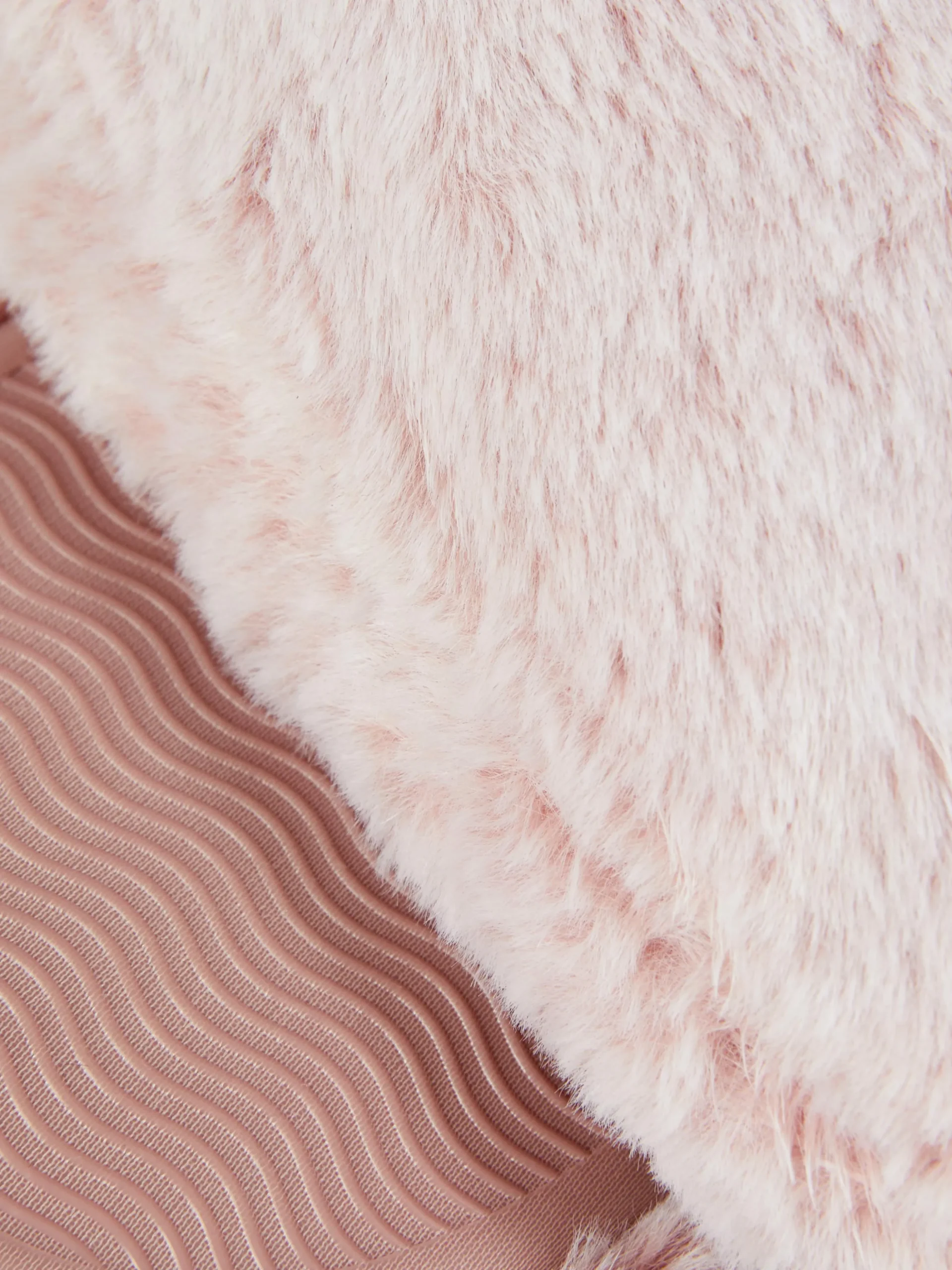 chaussons_en_fausse_fourr_3-2.webp Chaussons En Fausse Fourrure