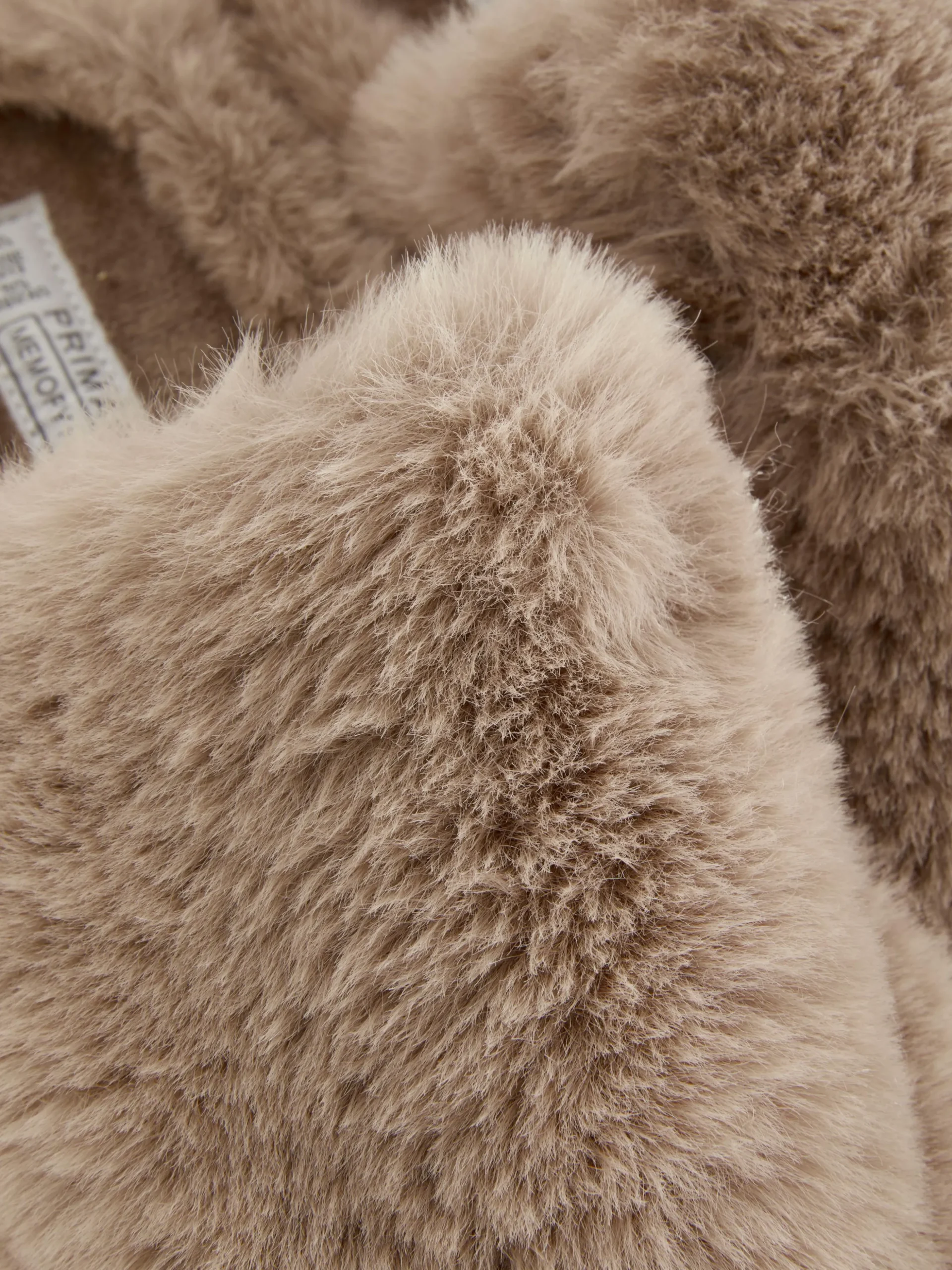 chaussons_en_fausse_fourr_4-1.webp Chaussons En Fausse Fourrure